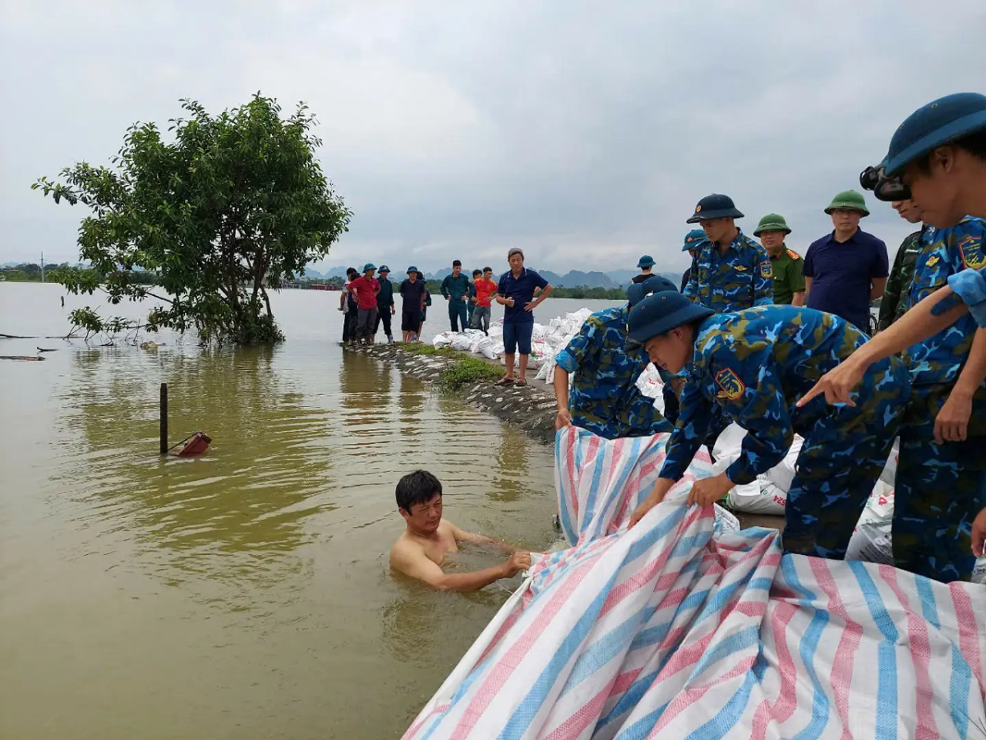 Huyện Chương Mỹ: dùng "người nhái” vá mạch rò đê bao Gò Khoăm