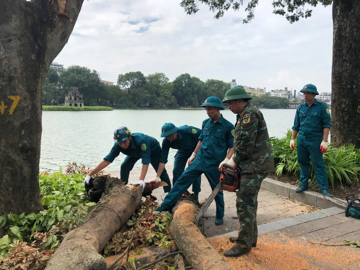 Quận Nam Từ Liêm hỗ trợ quận Hoàn Kiếm khắc phục hậu quả bão số 3