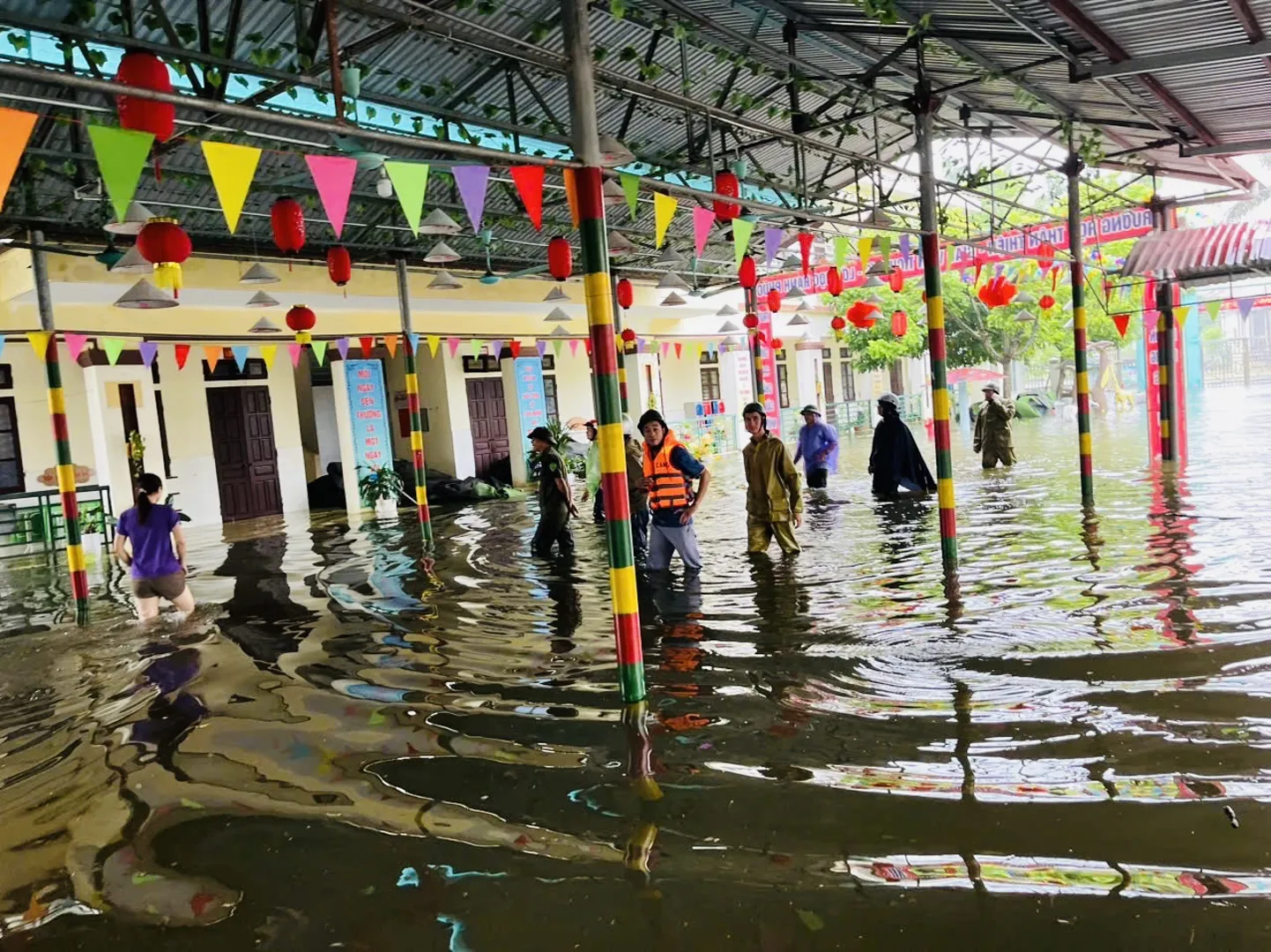 Hà Nội: Thời tiết tạnh ráo, học sinh nhiều nơi vẫn chưa thể đến trường