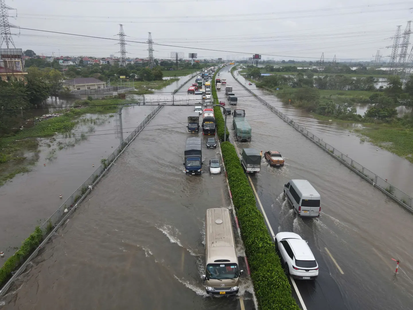 Giao thông Hà Nội bị xáo trộn do ngập lụt