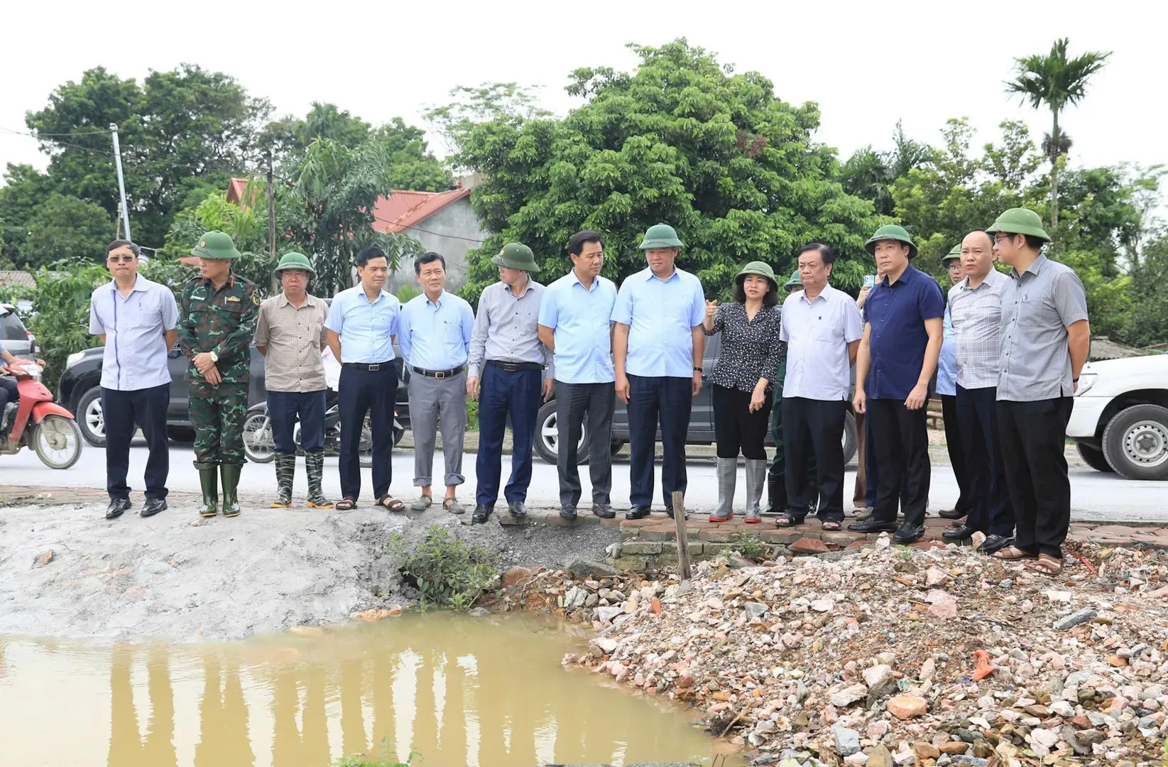 Bảo đảm đời sống cho người dân, nhanh chóng khôi phục sản xuất sau mưa lũ