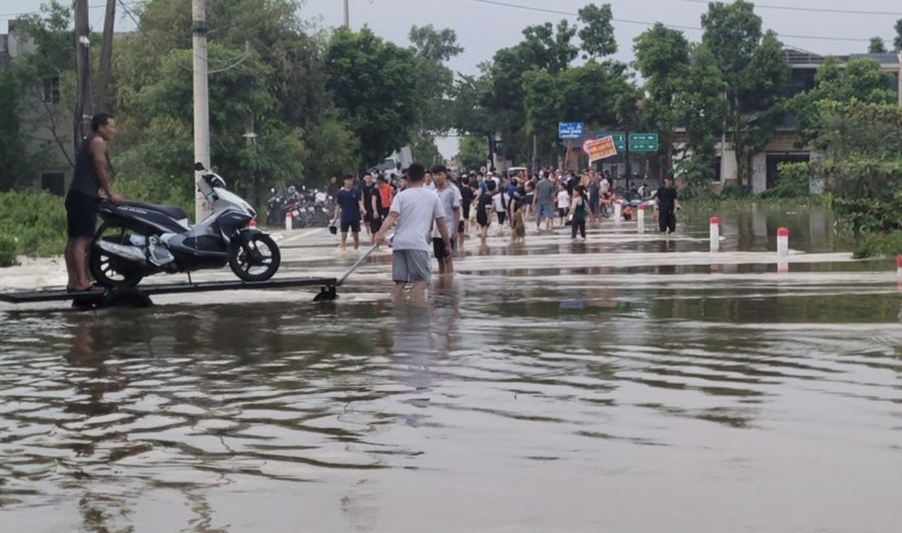 Cấm xe qua khu vực ngập úng trên đường Tam Chúc - Khả Phong