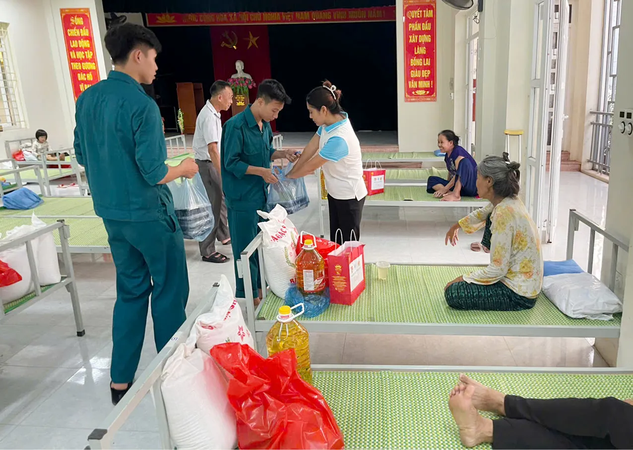 Ấm áp tình người ở nơi sơ tán tránh lũ sông Hồng