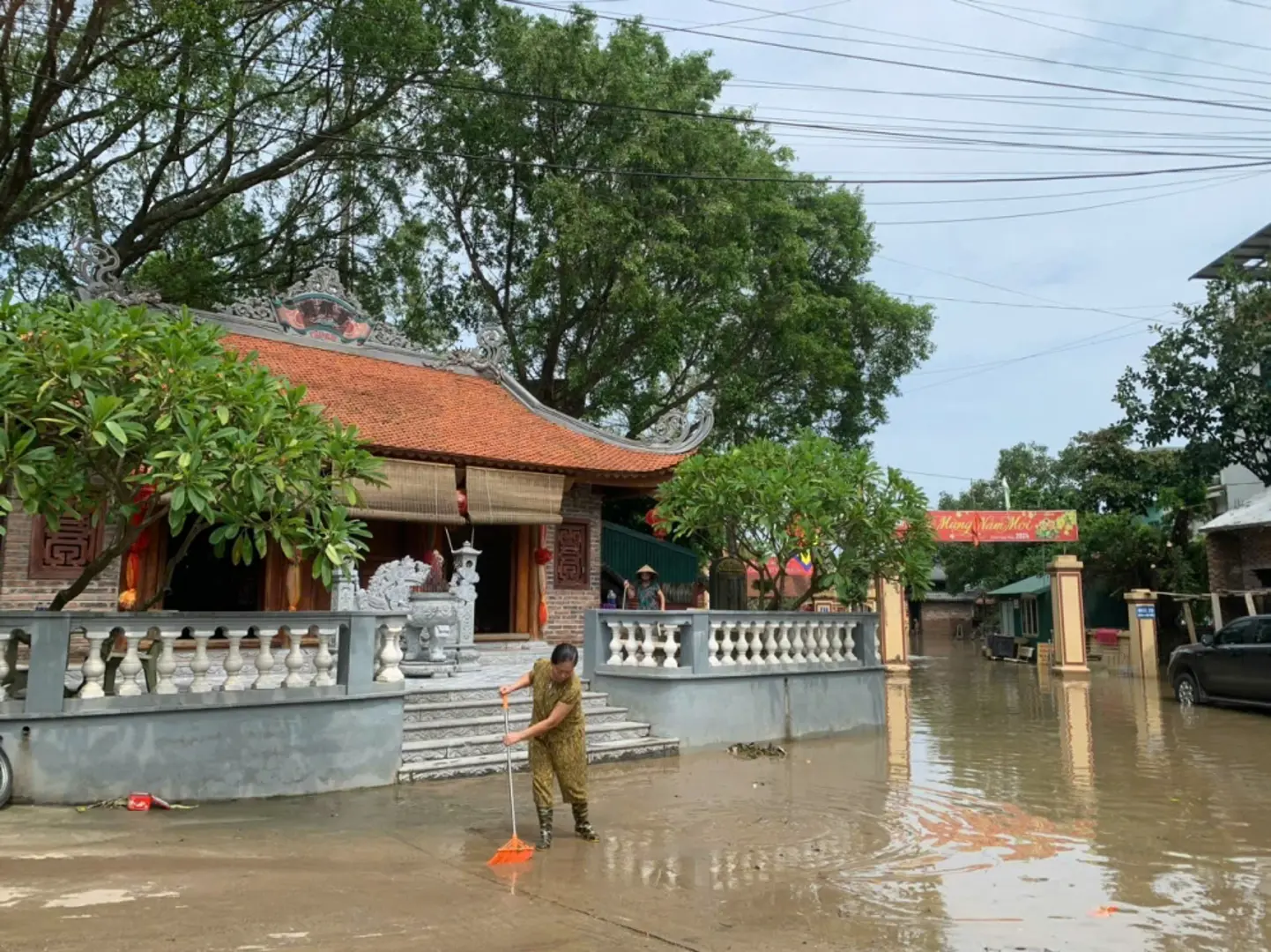 Người dân huyện Thường Tín dọn dẹp nhà cửa, ổn định cuộc sống sau mưa lũ