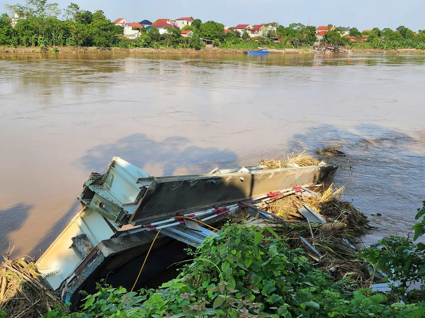 Phú Thọ: triển khai trục vớt cầu Phong Châu, tìm kiếm nạn nhân mất tích