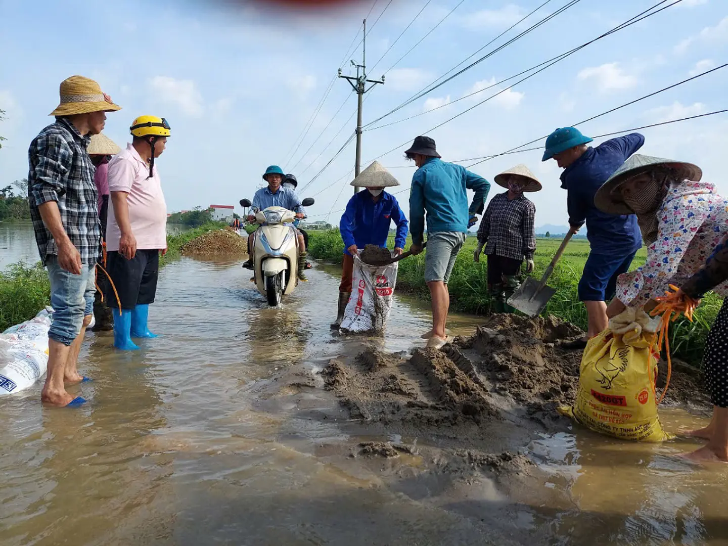 Huyện Chương Mỹ: Nước sông Bùi rút chậm, nhiều khu vực vẫn ngập sâu