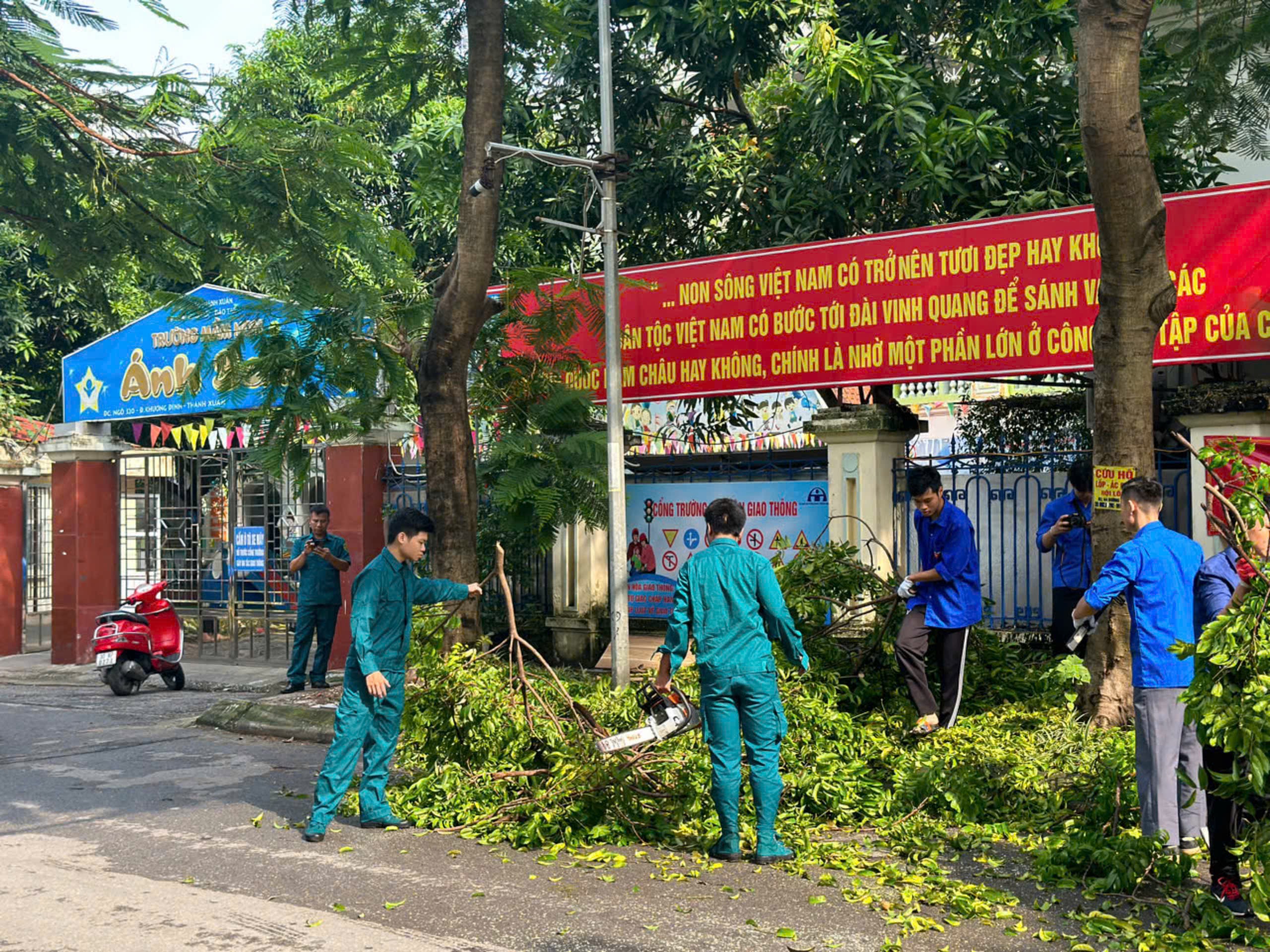 Cán bộ, Nhân dân quận Thanh Xuân “tổng lực” vệ sinh môi trường sau bão