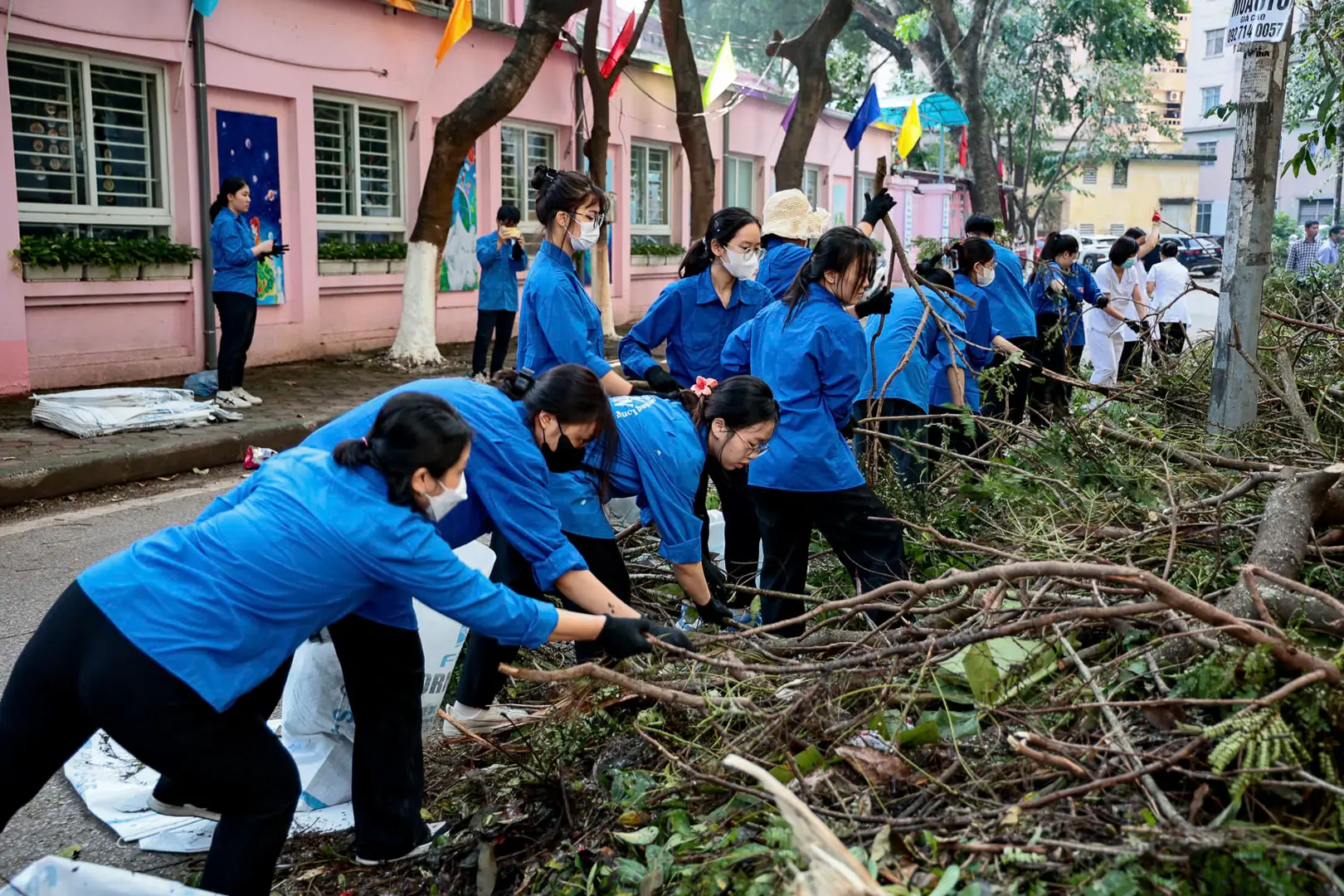 Chính quyền, đoàn thể phường Đại Kim cùng người dân vệ sinh đường phố