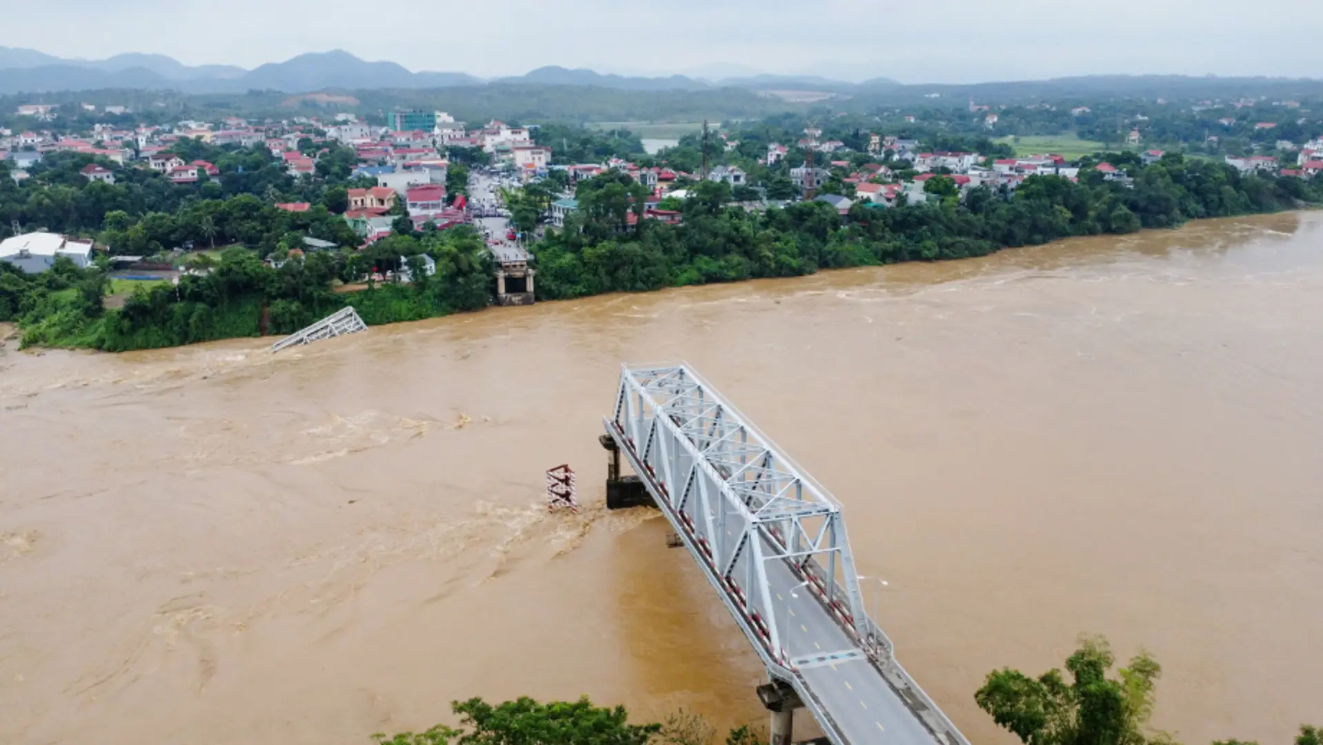 Khẩn trương nghiên cứu đầu tư xây dựng cầu Phong Châu mới