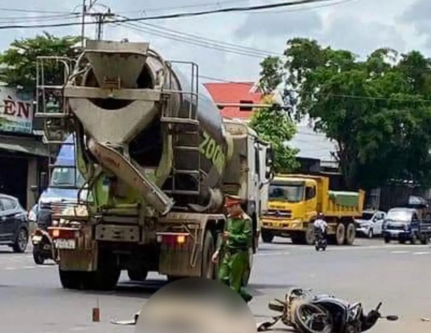 Tai nạn giao thông mới nhất 17/9/2024: va chạm với xe bồn, cụ ông tử vong