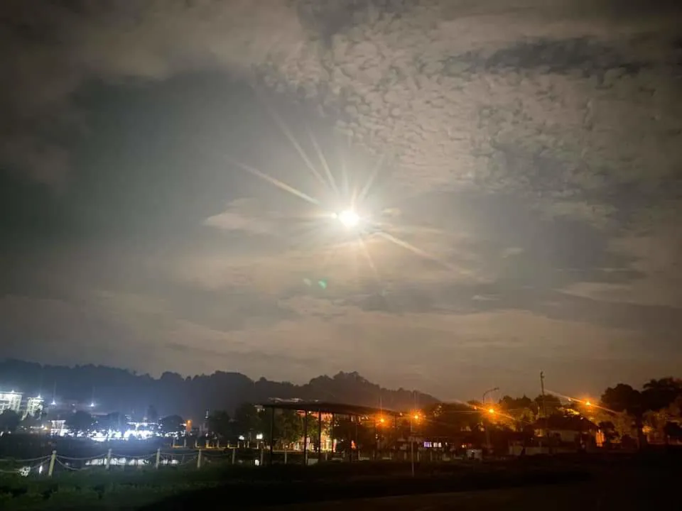 Người Việt lưu lại ảnh siêu Trăng Trung thu khổng lồ