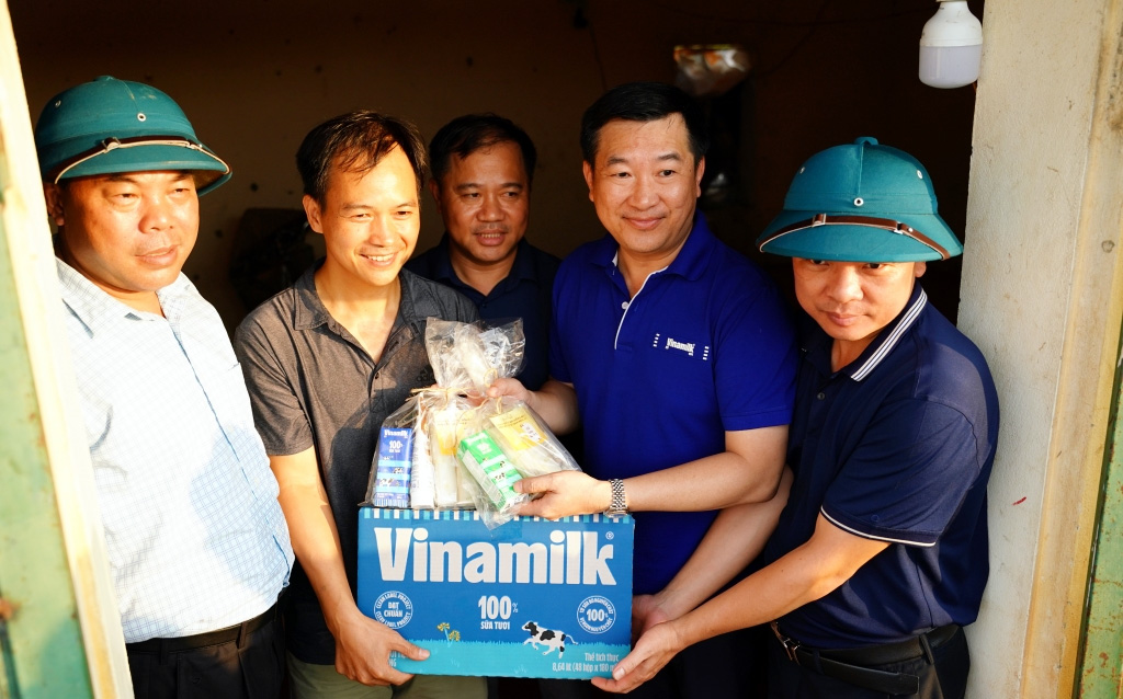 Vinamilk hỗ trợ, động viên người dân và trẻ em các vùng ngập lụt sau bão