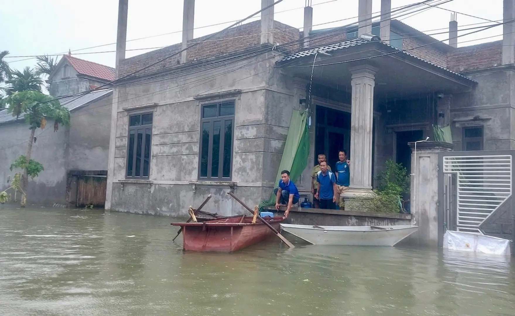 Hà Nội: 2 tuần sau bão số 3, hơn 14.000 người vẫn chưa thể về nhà