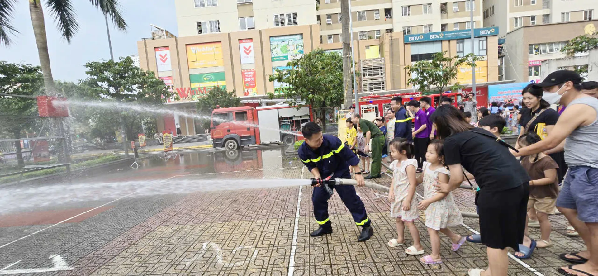 Hàng nghìn người dân, học sinh trải nghiệm thực hành chữa cháy, cứu nạn cứu hộ