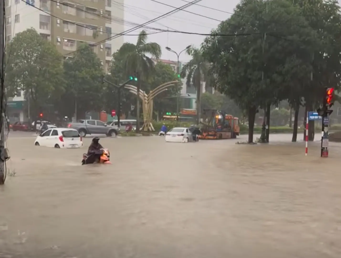 Nghệ An: nhiều tuyến đường tại Vinh "thất thủ" vì mưa ngập sâu