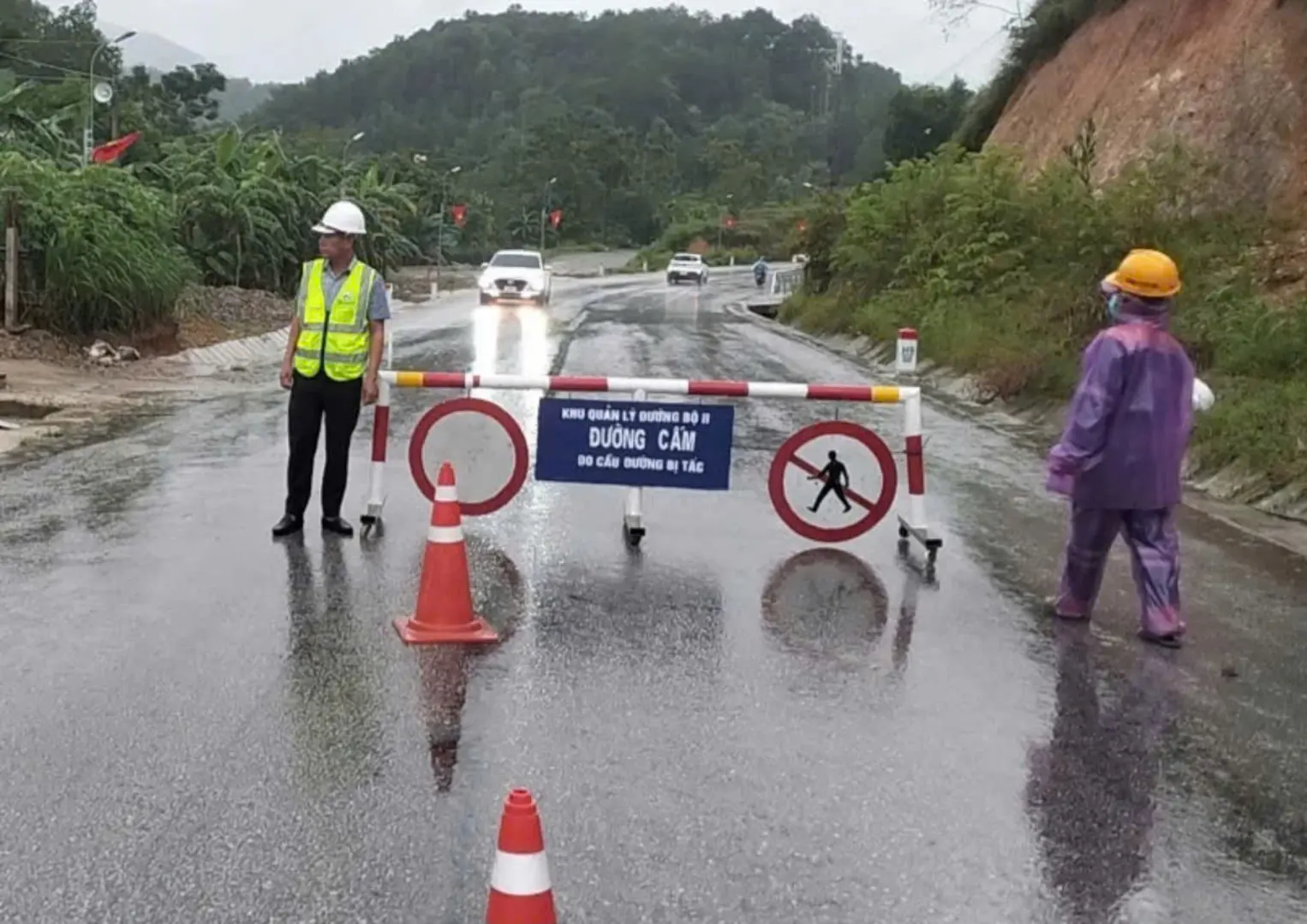 Hà Tĩnh: sạt lở đường lên Cửa khẩu Cầu Treo, giao thông chia cắt