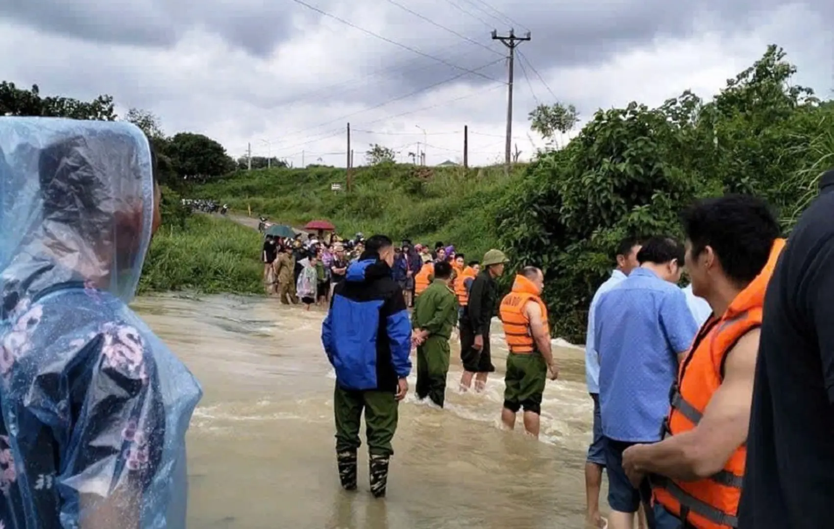 Thanh Hoá: chở cháu đến trường, chú bị lũ cuốn tử vong