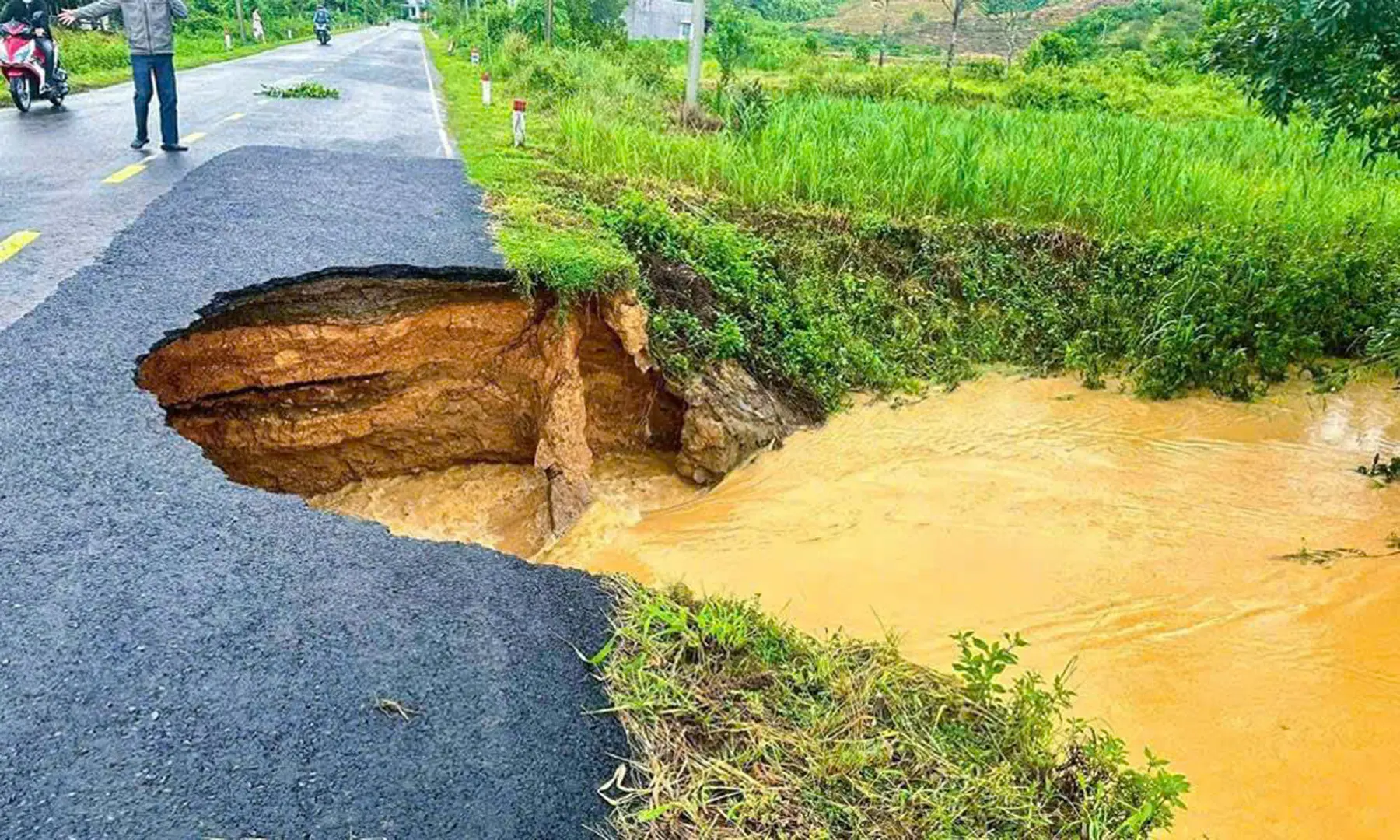 Lâm Đồng: sạt lở tỉnh lộ 721, cấm các phương tiện lưu thông