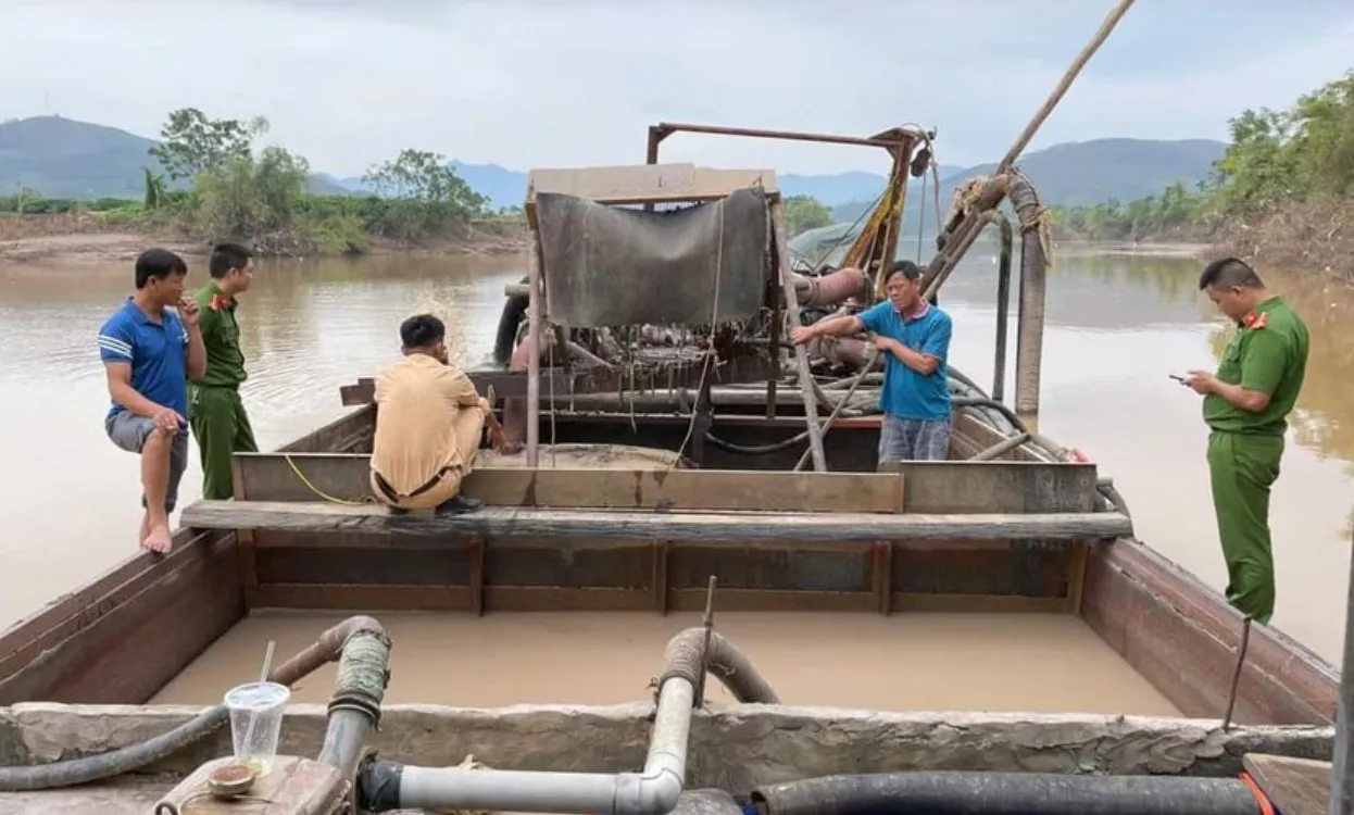 Bắt quả tang tàu khai thác cát trái phép trên sông Lục Nam