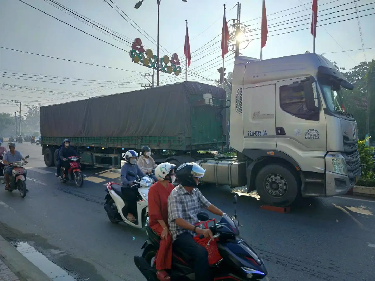 Tai nạn giao thông mới nhất 28/9/2024: người đàn ông tử vong sau va chạm container