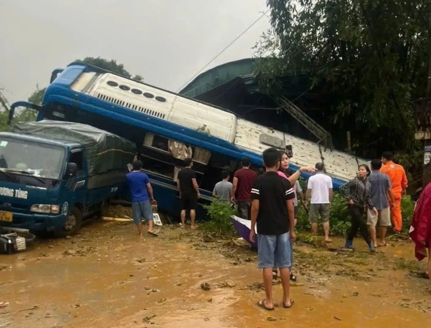 Tai nạn giao thông mới nhất 29/9/2024: 1 xe khách và nhiều ôtô bị vùi lấp