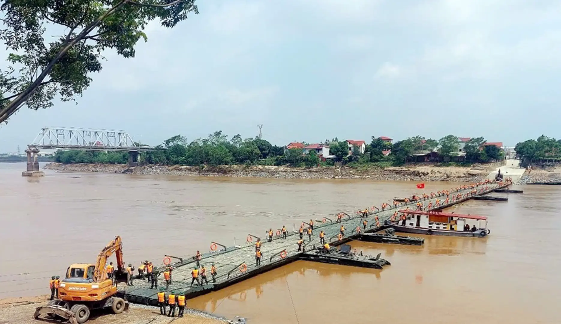 Phú Thọ: hoàn thành cầu phao tạm thay thế cầu Phong Châu 