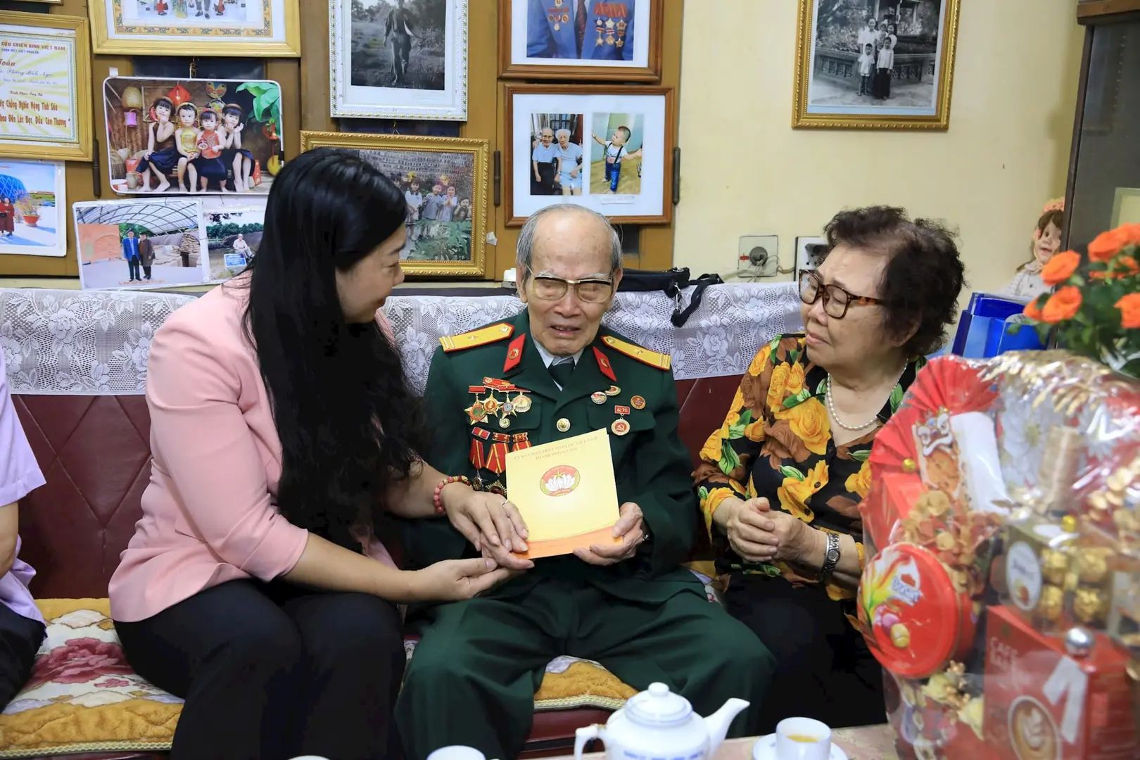 Lãnh đạo TP Hà Nội thăm, tặng quà cựu chiến binh tiếp quản Thủ đô