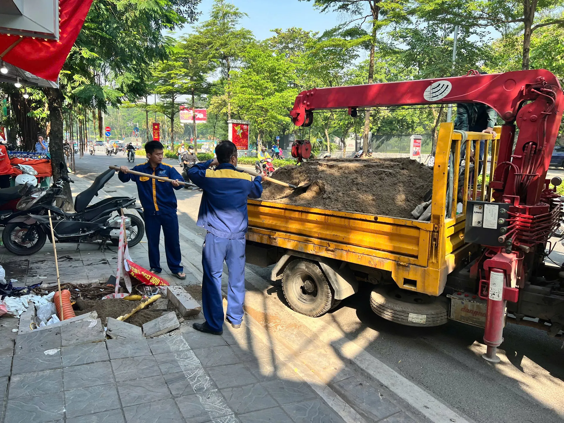 Cầu Giấy: ra quân đảm bảo VSMT kỷ niệm 70 năm Ngày Giải phóng Thủ đô