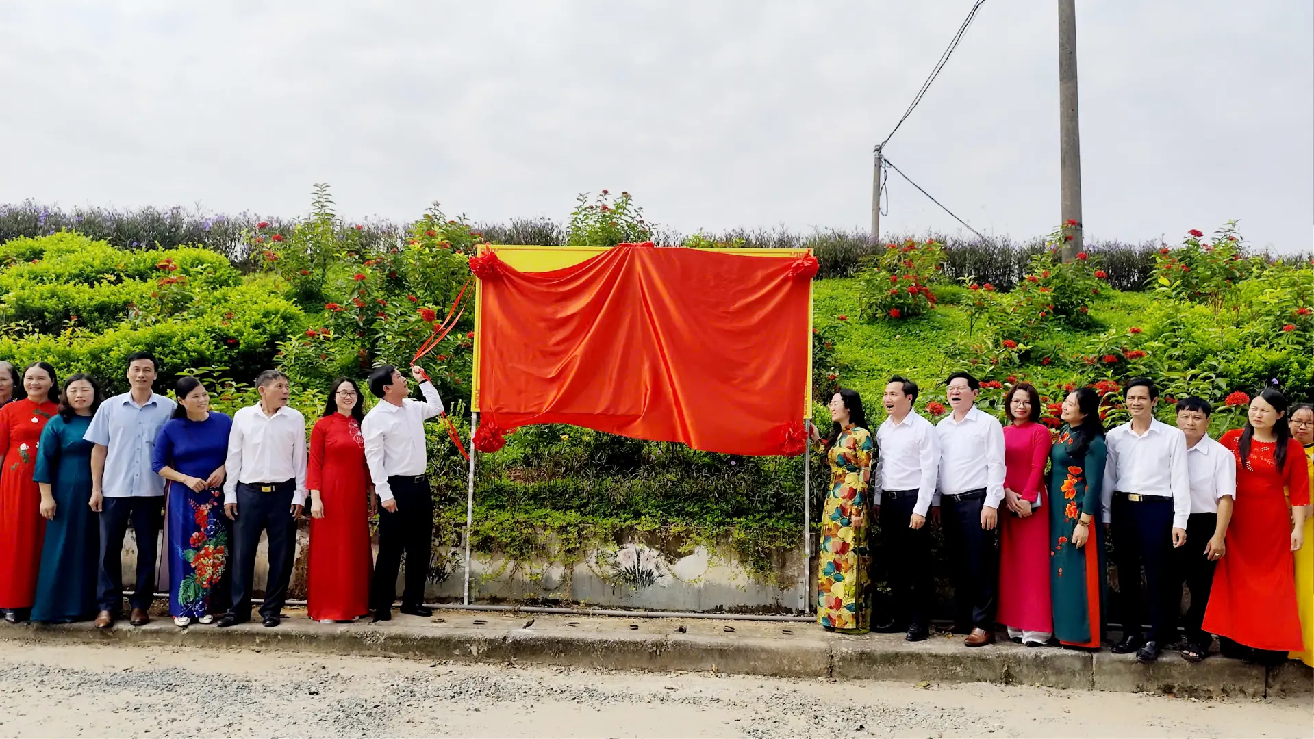 Gắn biển công trình “Dân vận khéo” tuyến đê kiểu mẫu tại huyện Đan Phượng