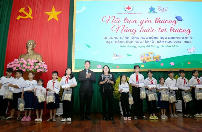 Tân Hiệp Phát trao tặng 200 suất học bổng cho các em học sinh vượt khó
