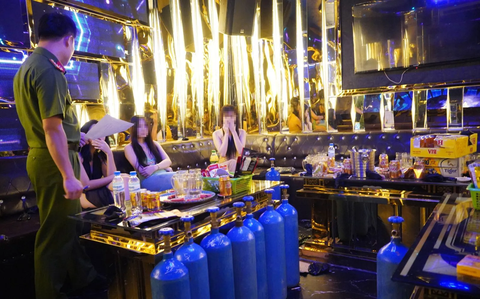 Đột kích cơ sở kinh doanh karaoke ép nữ nhân viên ăn mặc hở hang