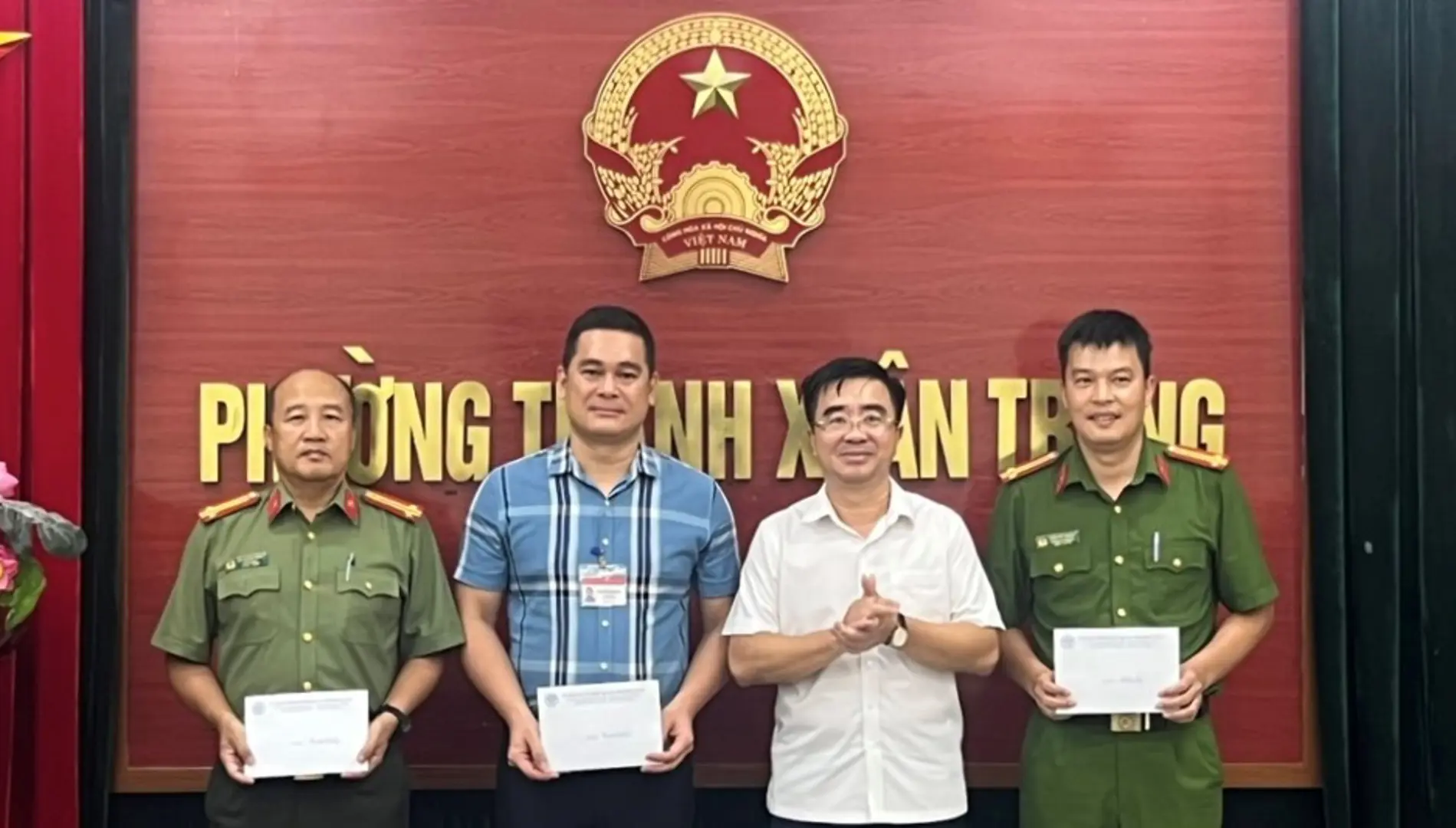 Khen thưởng đột xuất các tập thể có thành tích tuyên truyền GPMB phố Nguyễn Tuân