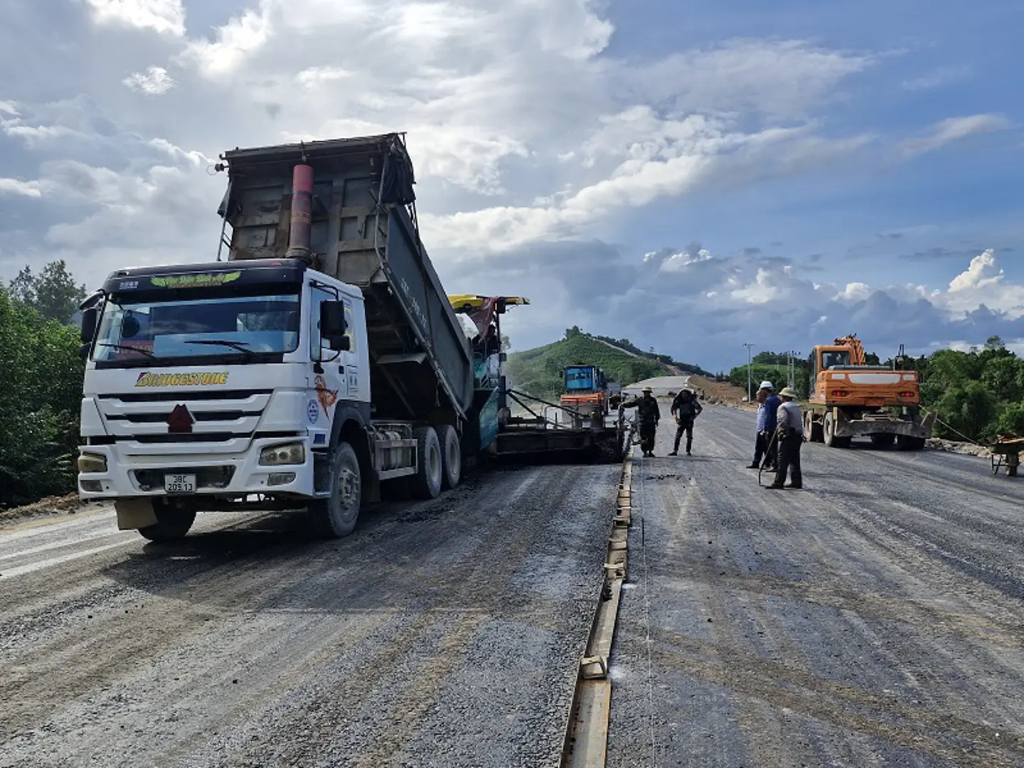 Hà Tĩnh: hối hả thi công cao tốc Bắc- Nam sau mưa lũ