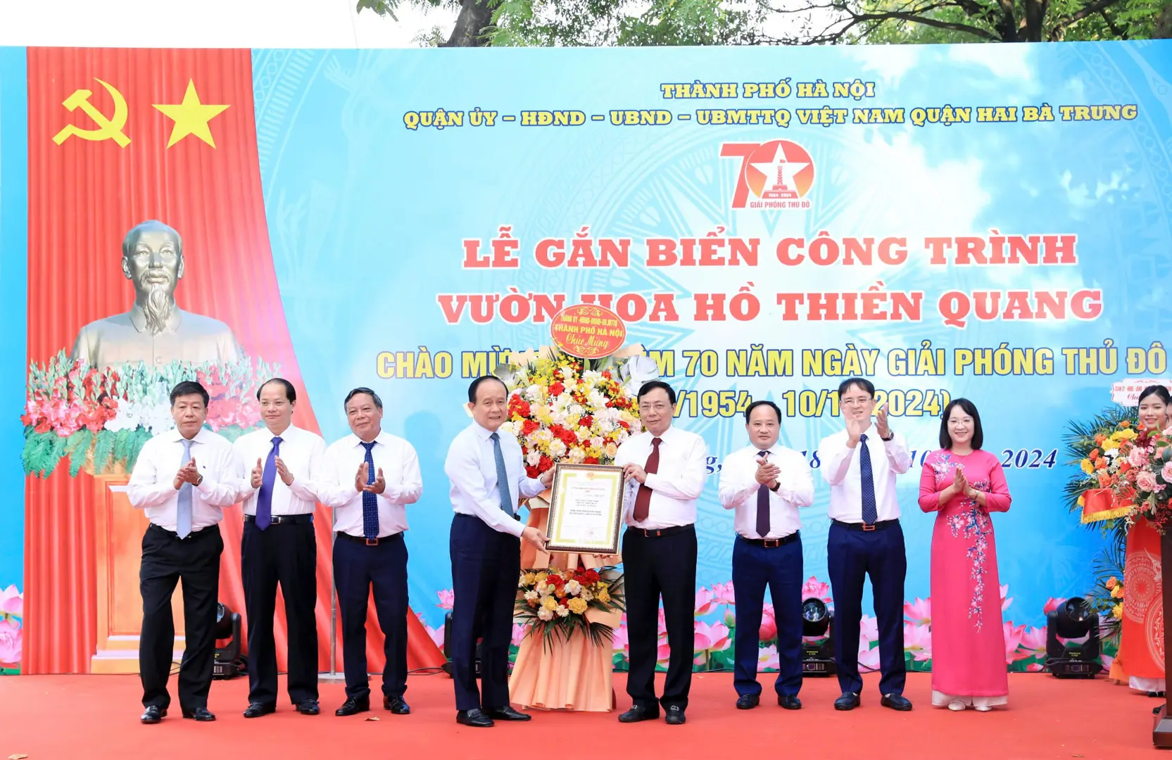 Lãnh đạo TP gắn biển công trình kỷ niệm 70 năm Giải phóng Thủ đô tại Quận Hai Bà Trưng