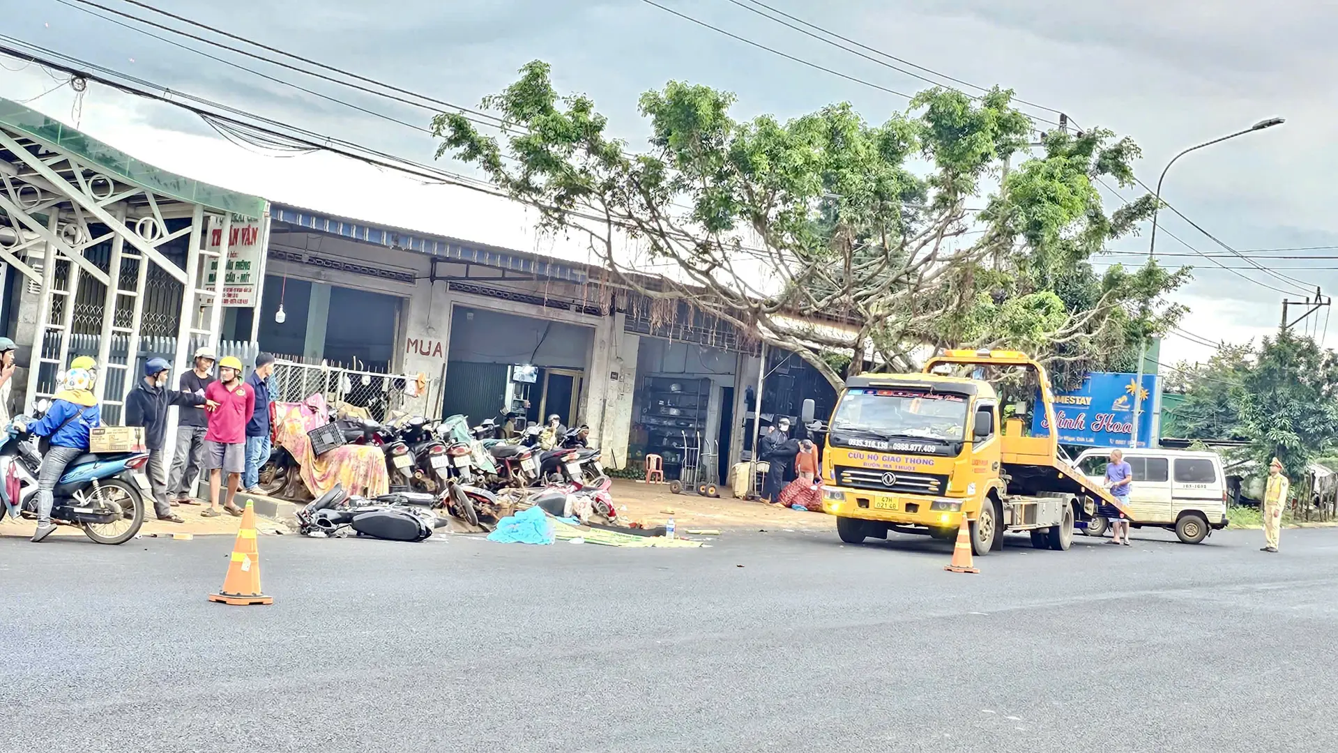 Đắk Lắk: xe máy va chạm với ô tô, một em học sinh tử vong