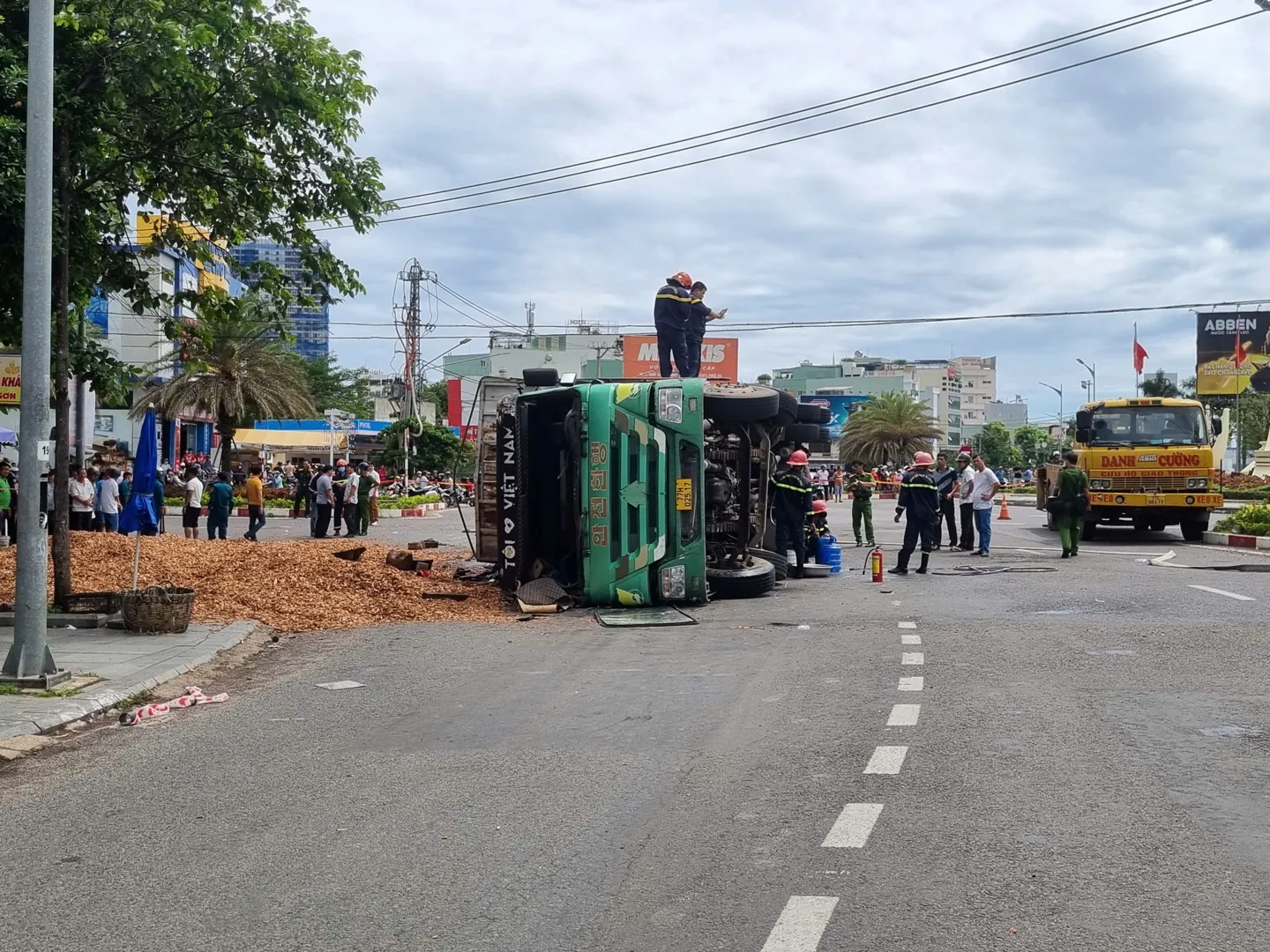 Tai nạn giao thông mới nhất ngày 20/10/2024: xe tải lật khiến 3 người tử vong