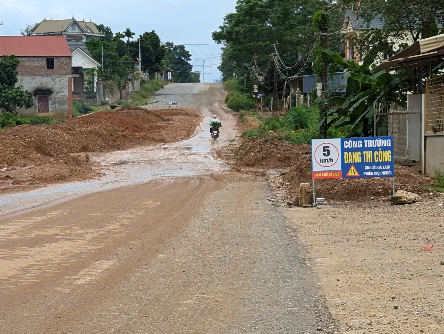 Ô nhiễm môi trường từ các dự án giao thông chậm tiến độ