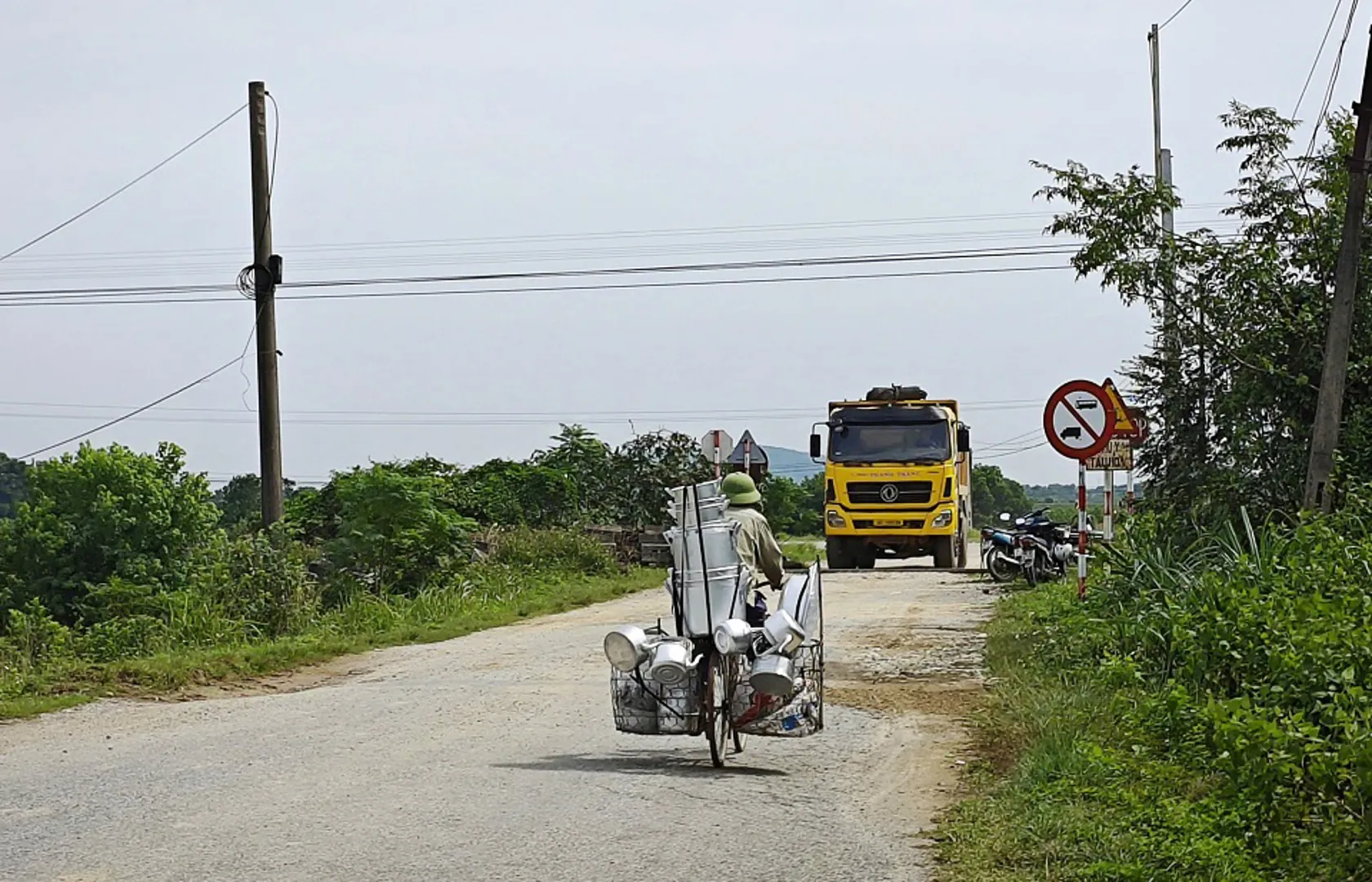 Thanh Hóa: xe tải ngang nhiên đi qua đoạn đường có biển cấm