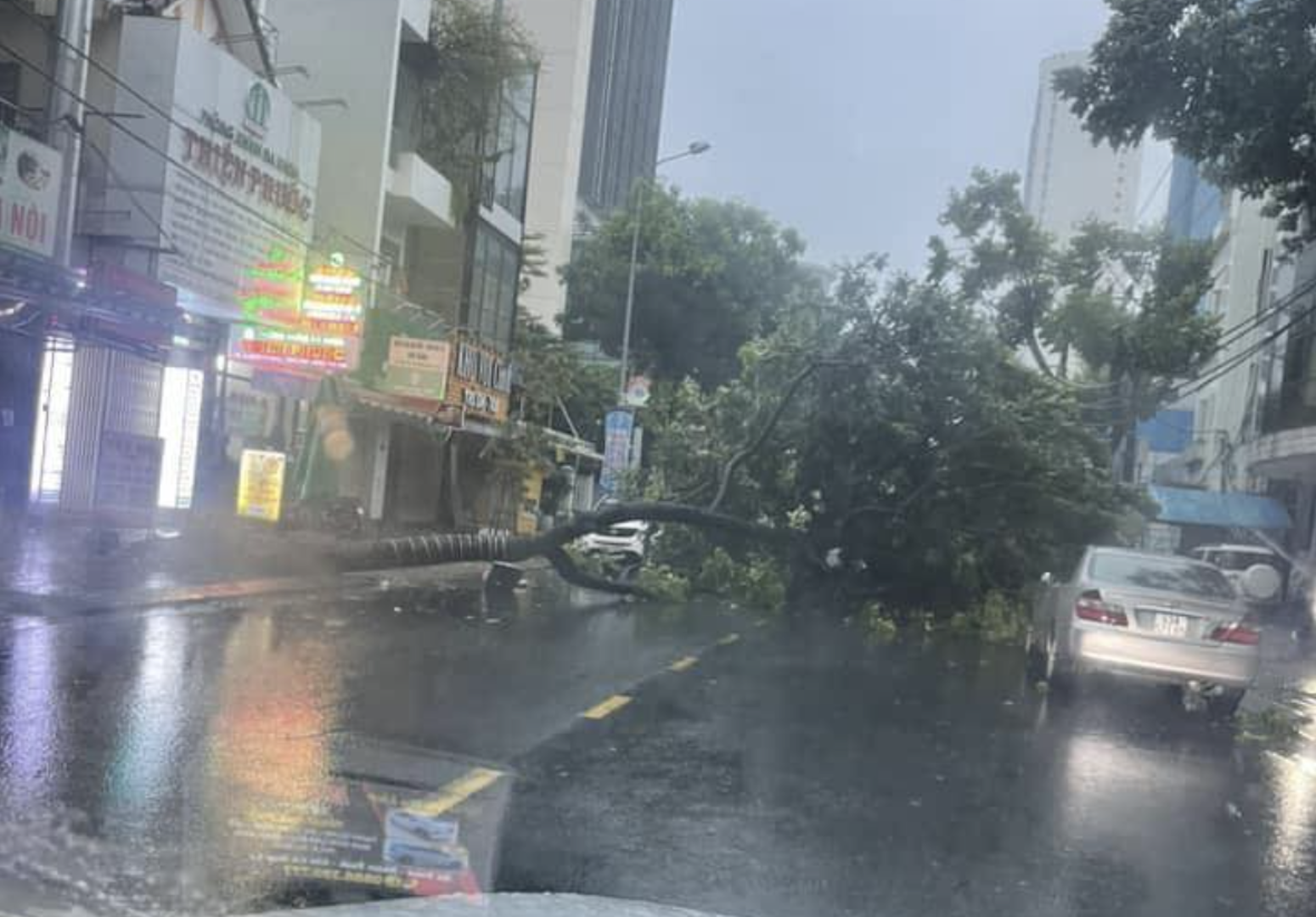 Bão Trami gây ngập, hư hỏng nhiều quốc lộ tại miền Trung