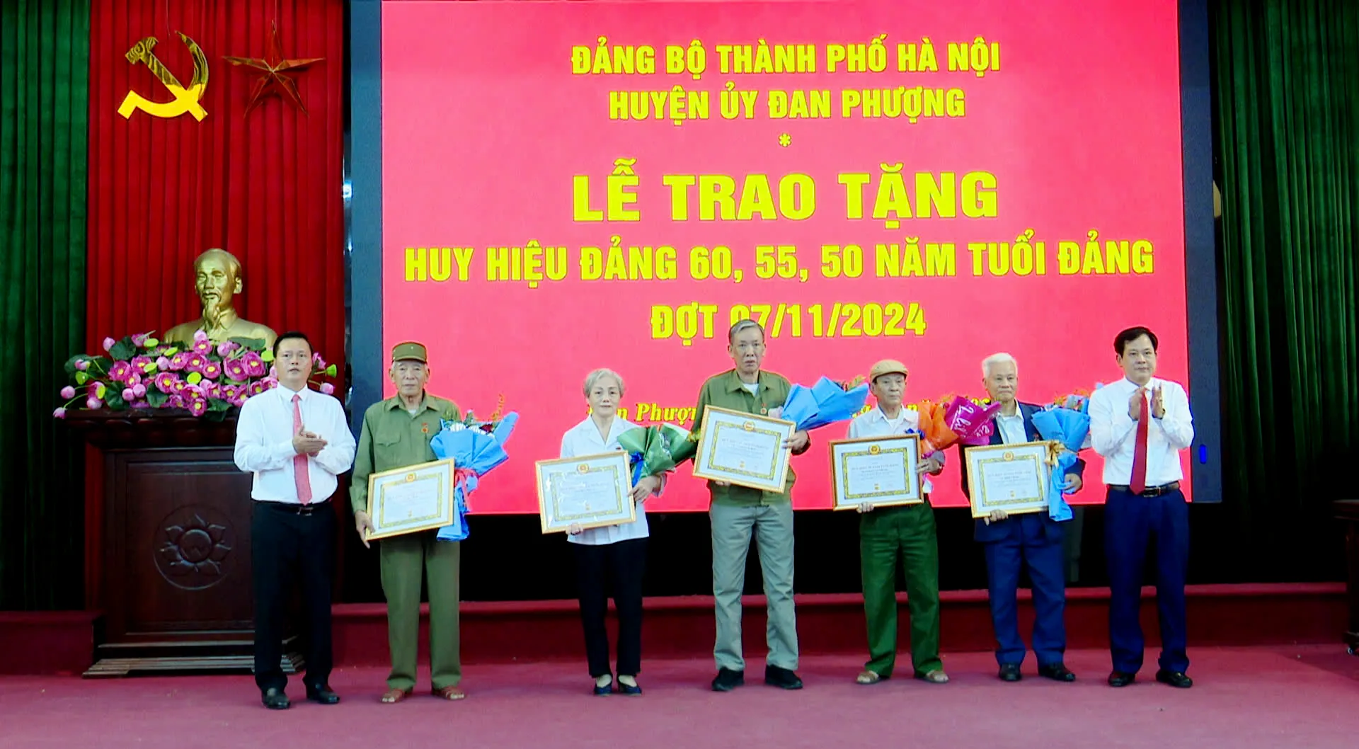 81 đảng viên huyện Đan Phượng được trao Huy hiệu Đảng đợt 7/11