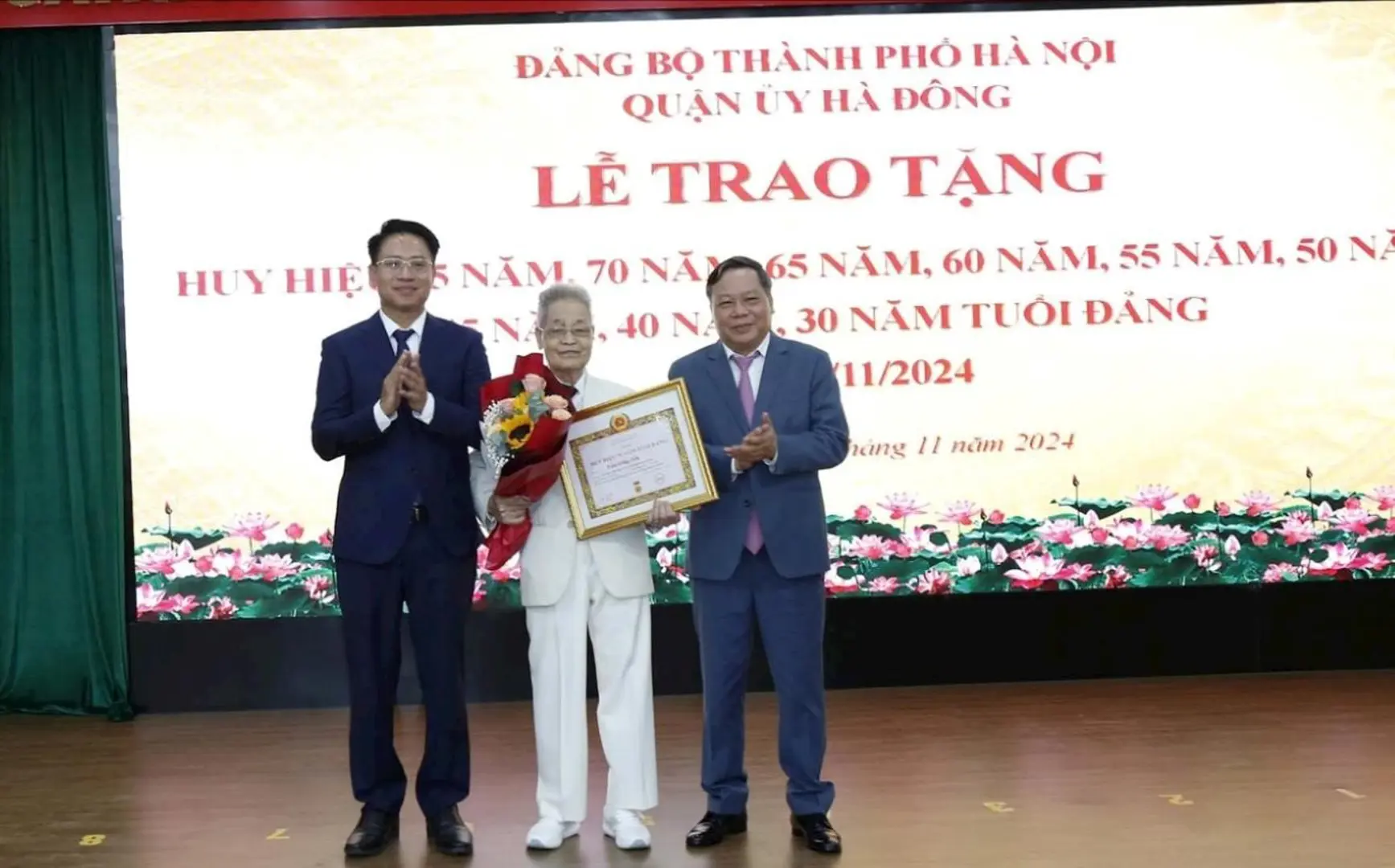 Phó Bí thư Thành ủy Nguyễn Văn Phong trao Huy hiệu Đảng tại quận Hà Đông