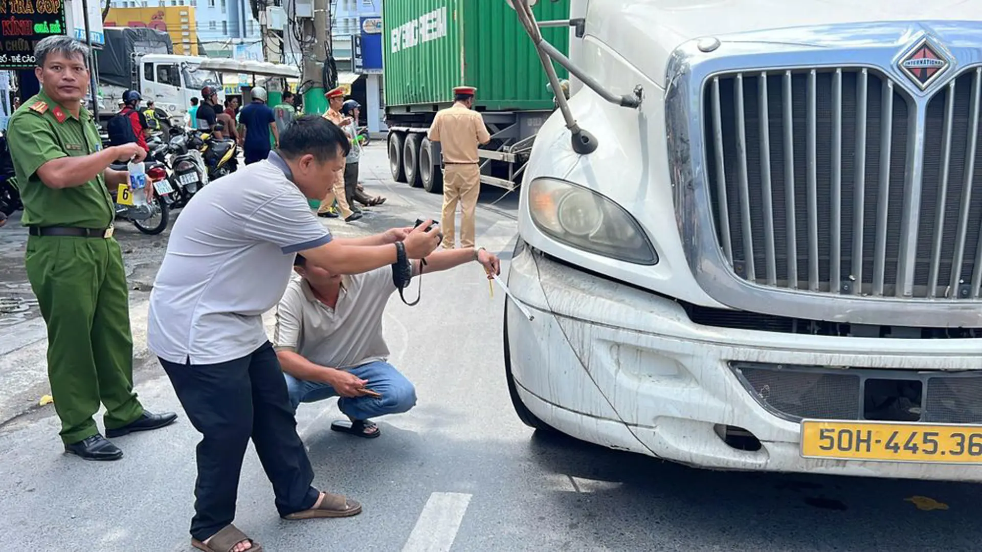 Tai nạn giao thông mới nhất 2/11/2024: xe container ôm cua cán một người tử vong