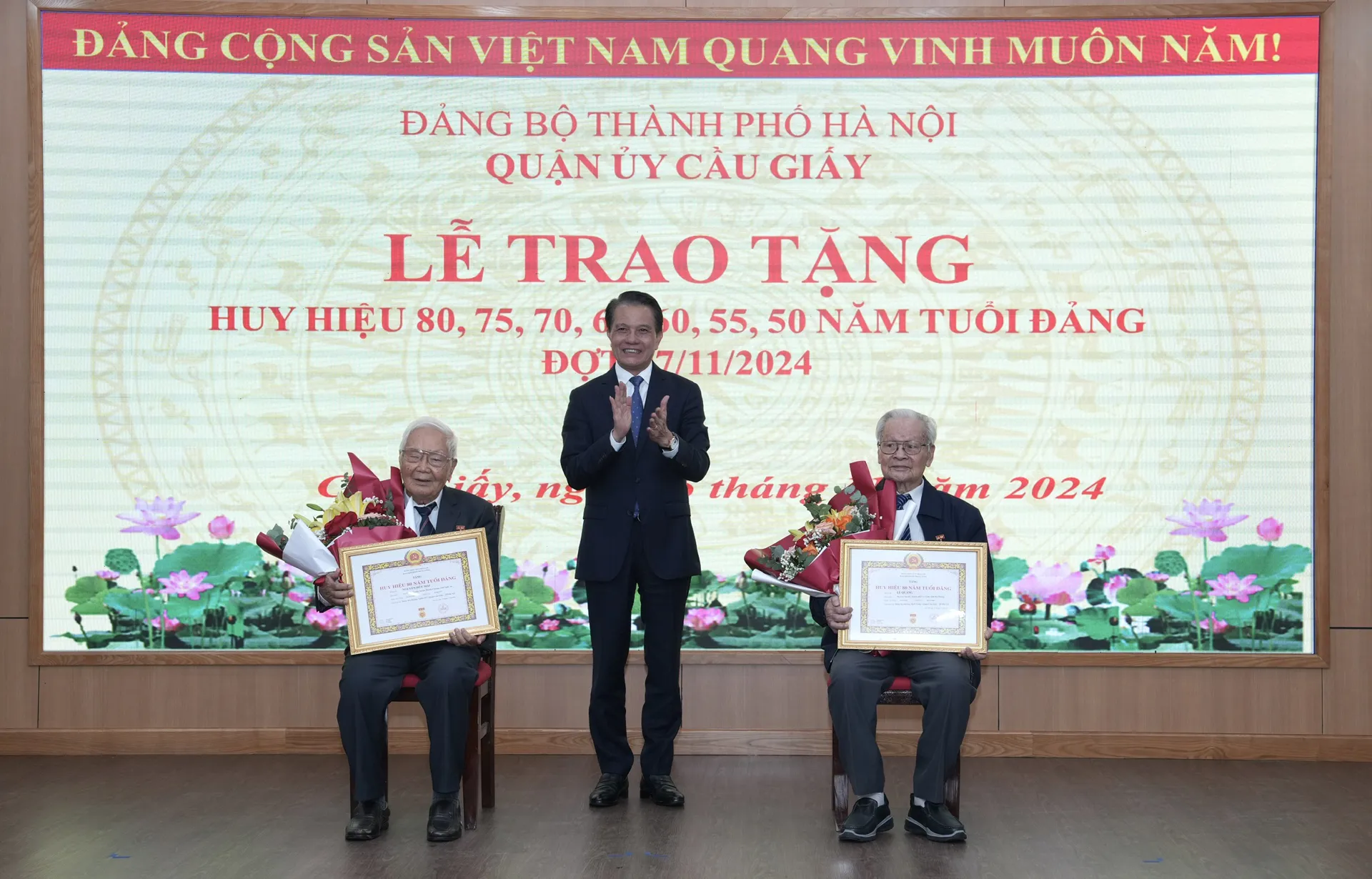 Cầu Giấy trao tặng 371 Huy hiệu Đảng đợt 7/11