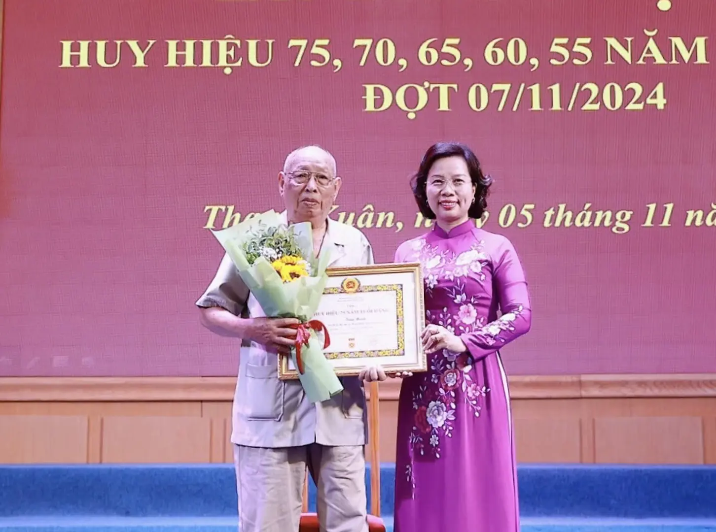 Quận ủy Thanh Xuân trao Huy hiệu Đảng tặng các đảng viên lão thành