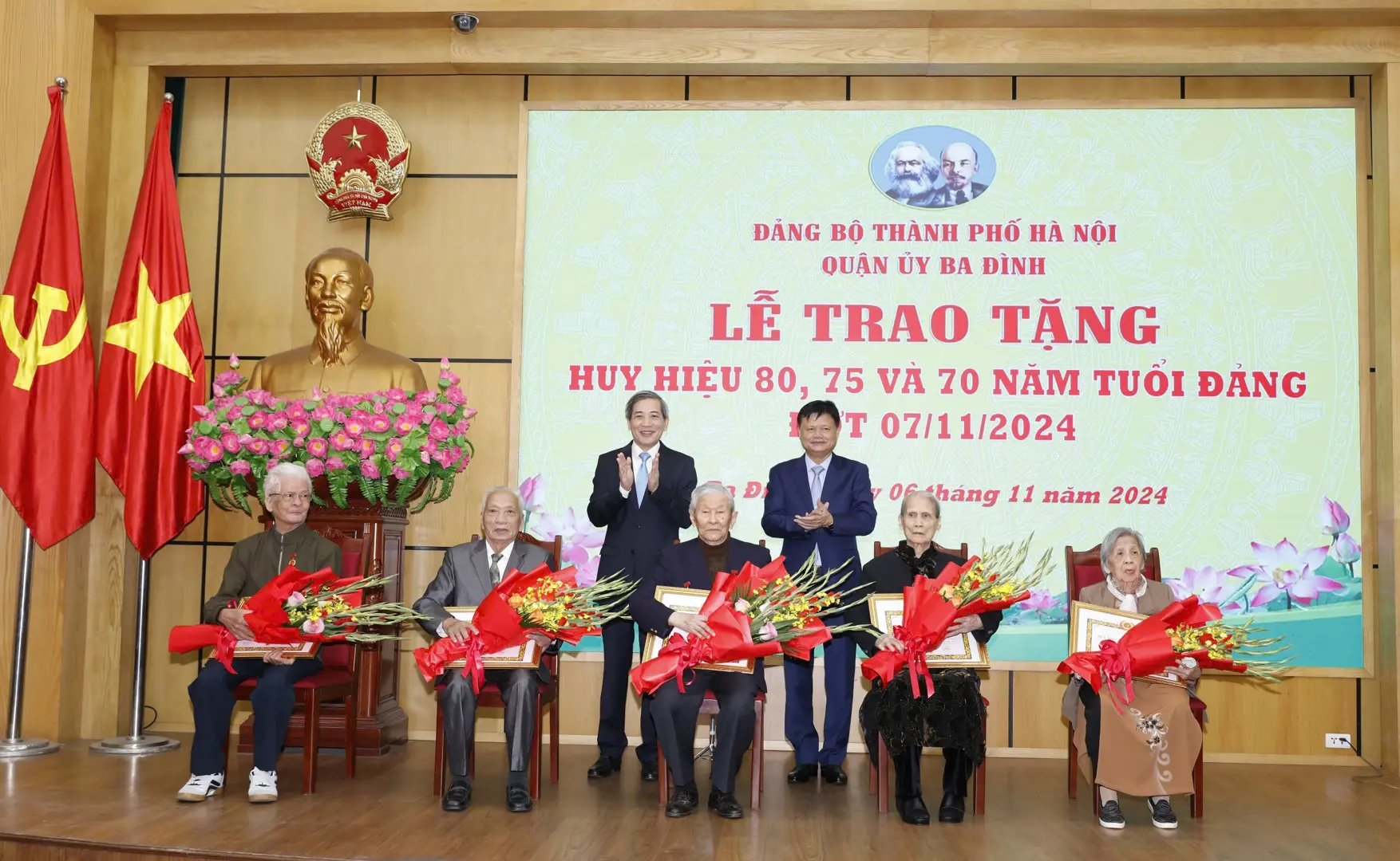 Quận ủy Ba Đình trao Huy hiệu Đảng tặng các đảng viên lão thành