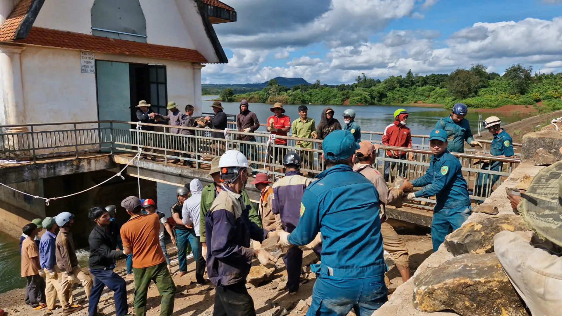 Thủng đập hồ thuỷ lợi ở Gia Lai, huy động hàng trăm người ứng cứu