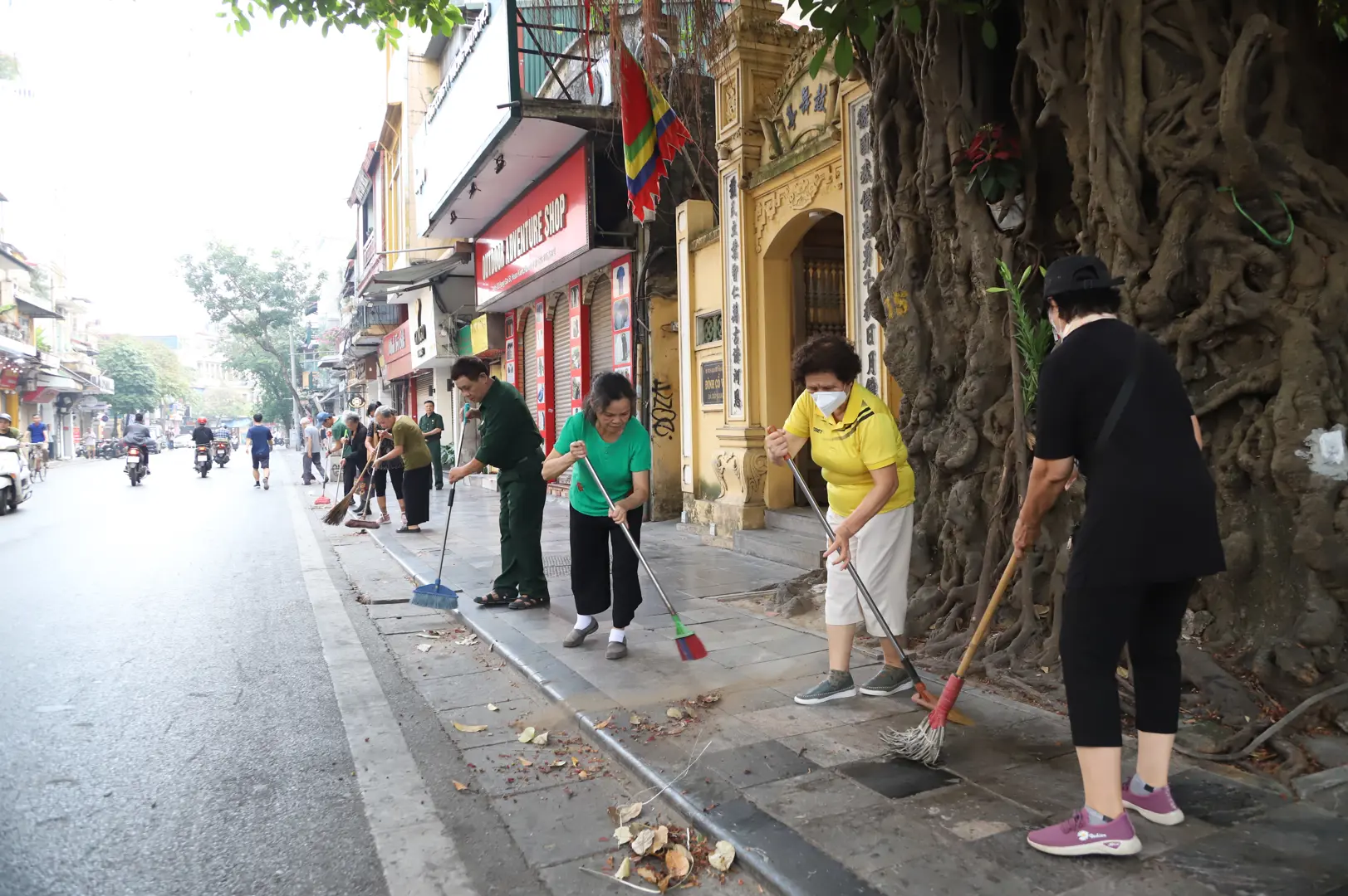 Quận Hoàn Kiếm đồng loạt ra quân dọn dẹp vệ sinh môi trường