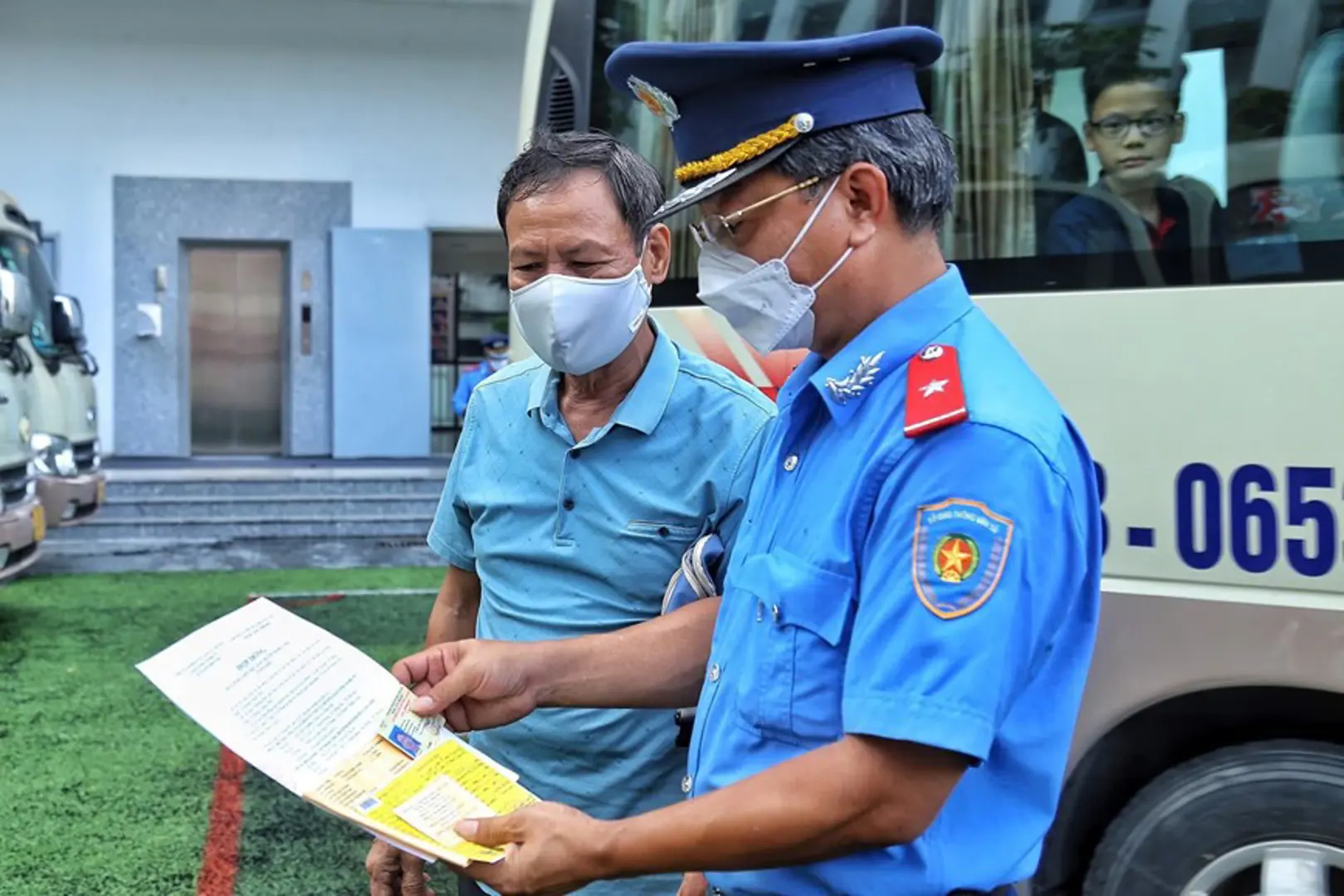 Cụ thể vào luật về bảo vệ trẻ em khi tham gia giao thông