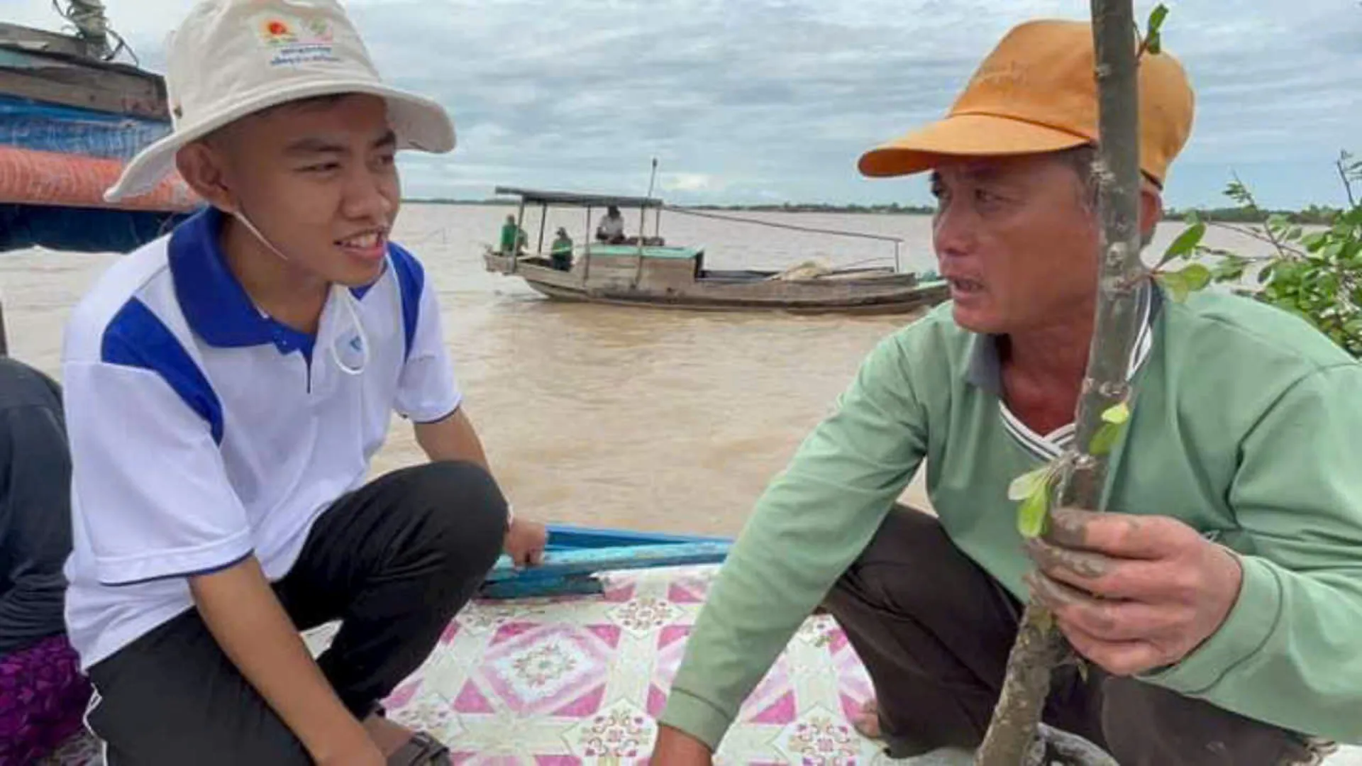 Sinh viên miền Tây tạo "áo giáp", giúp hạt giống phát triển tốt