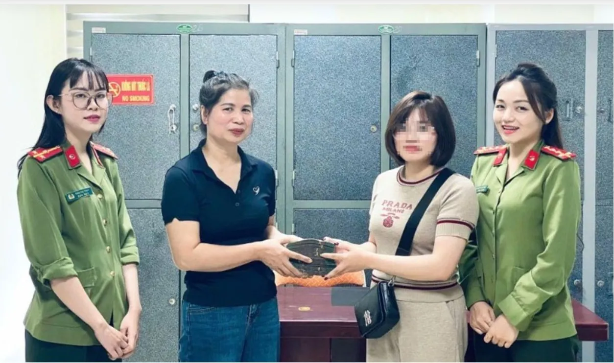 Người phụ nữ vui mừng nhận lại 479 triệu đồng chuyển khoản nhầm